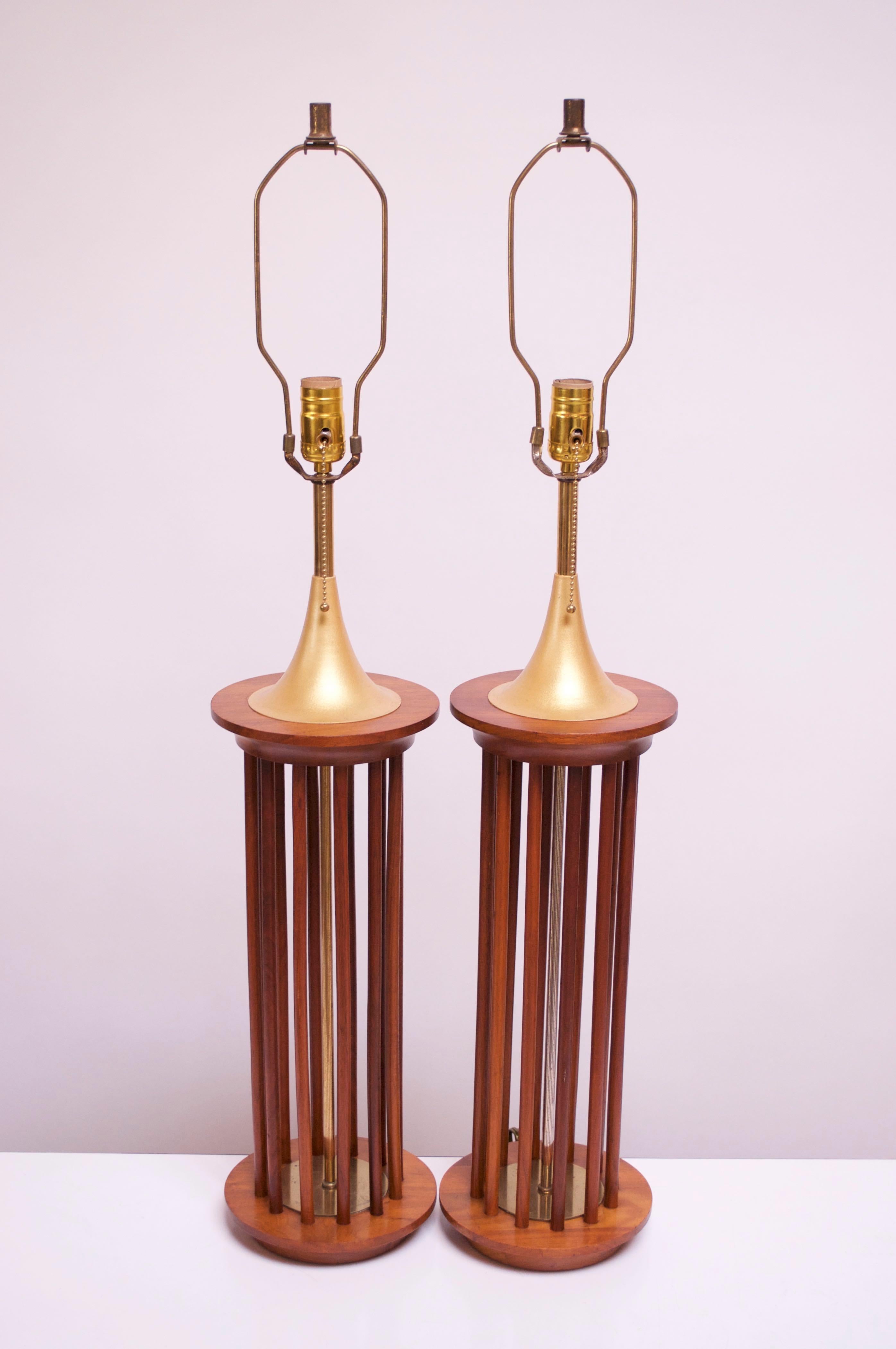 Mid-Century Modern Paire de grandes lampes de bureau en noyer et laiton de style américain moderne du milieu du siècle dernier en vente