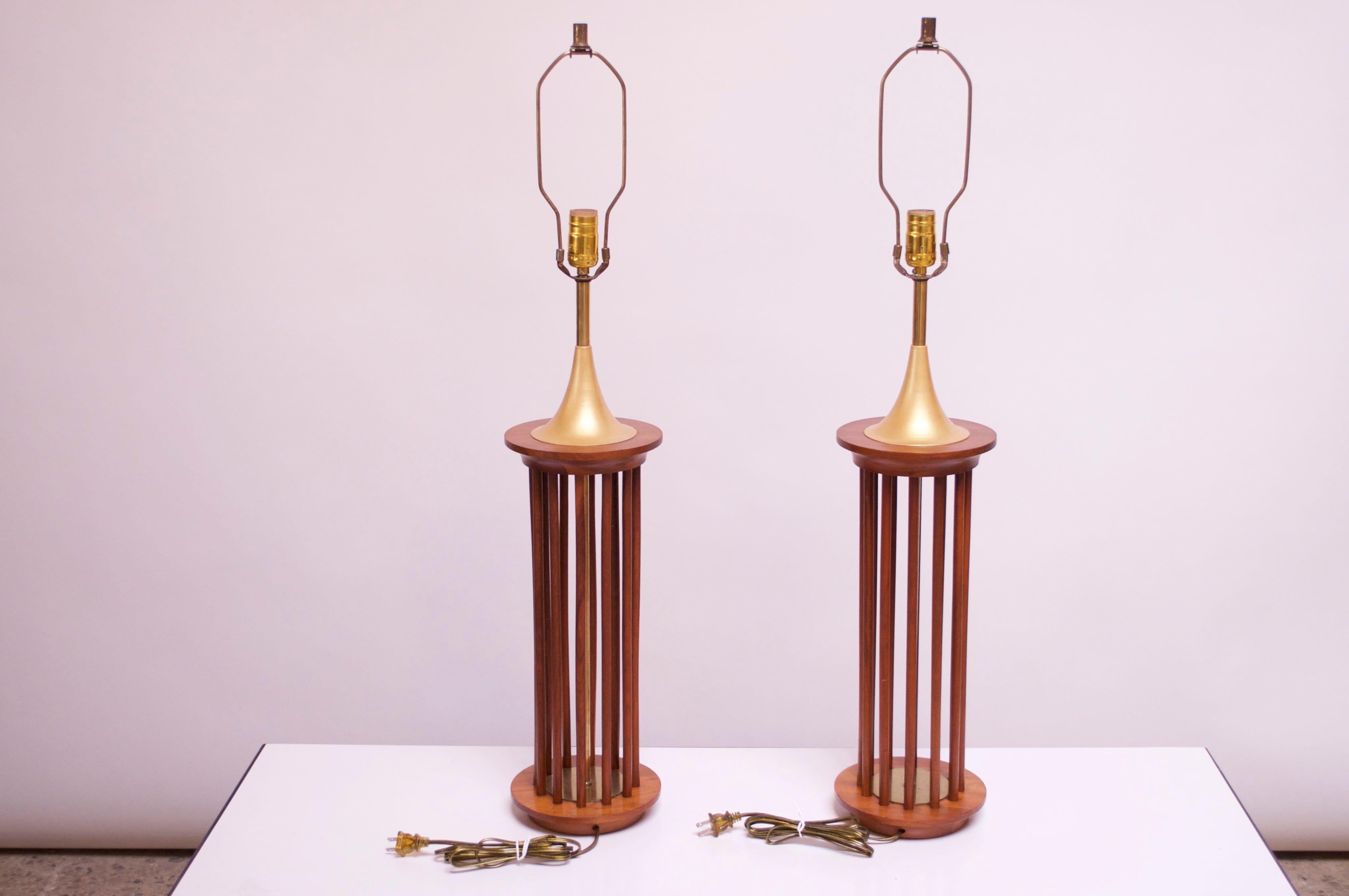 Pair of Tall Mid-Century American Modern Walnut and Brass Table Lamps In Good Condition For Sale In Brooklyn, NY