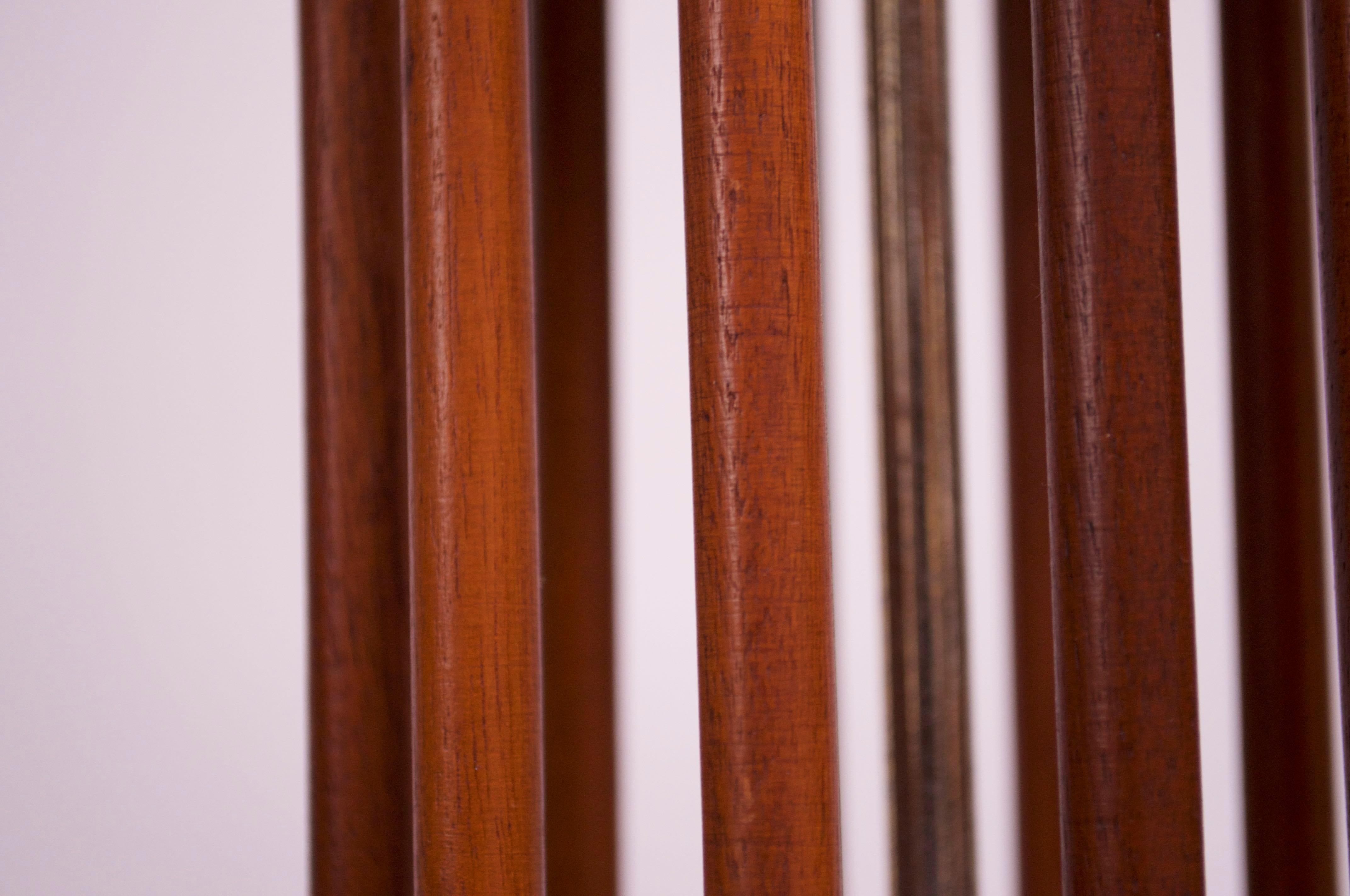 Metà XX secolo Coppia di lampade da tavolo alte in legno di noce e ottone della modernità americana di metà secolo in vendita