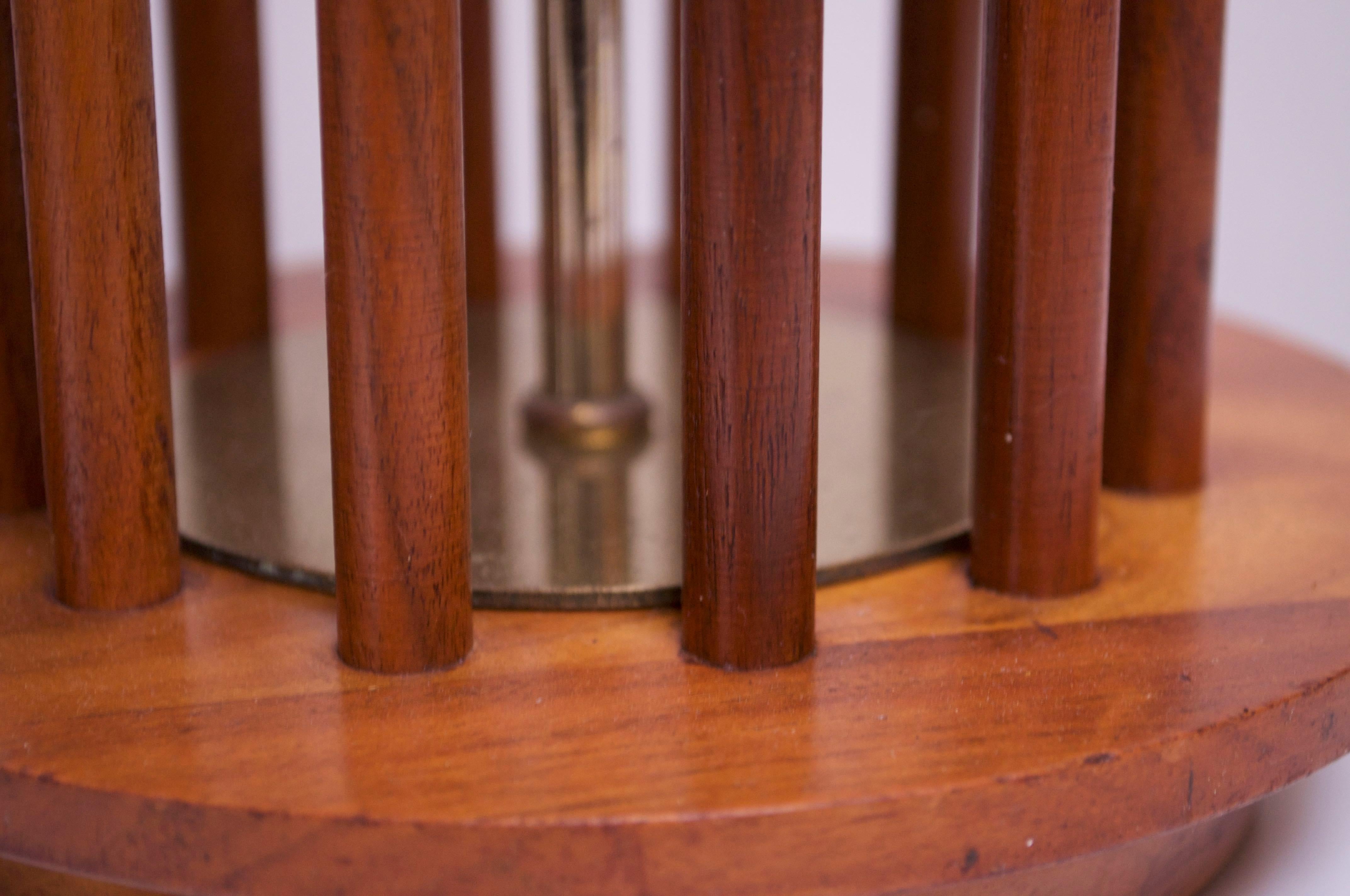 Ottone Coppia di lampade da tavolo alte in legno di noce e ottone della modernità americana di metà secolo in vendita