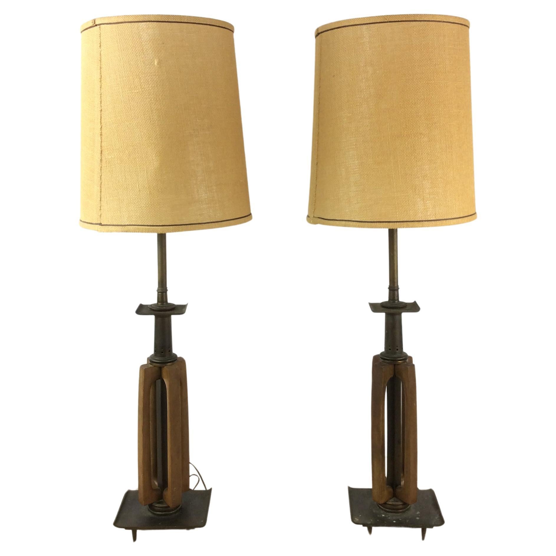 Paar hohe Mid Century Modern Tischlampen aus Messing und Nussbaum im Angebot