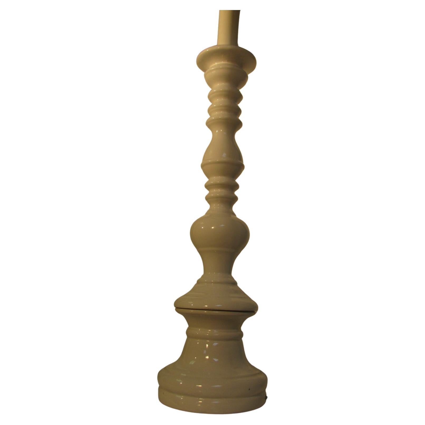 De estilo elegante y sencillo, estriado, alto (29,5 hasta la parte superior del zócalo) y con una pesada base de apoyo. La porcelana es de un blanco puro y está en perfecto estado. El cableado está en buen estado y la pegatina UL sigue en los
