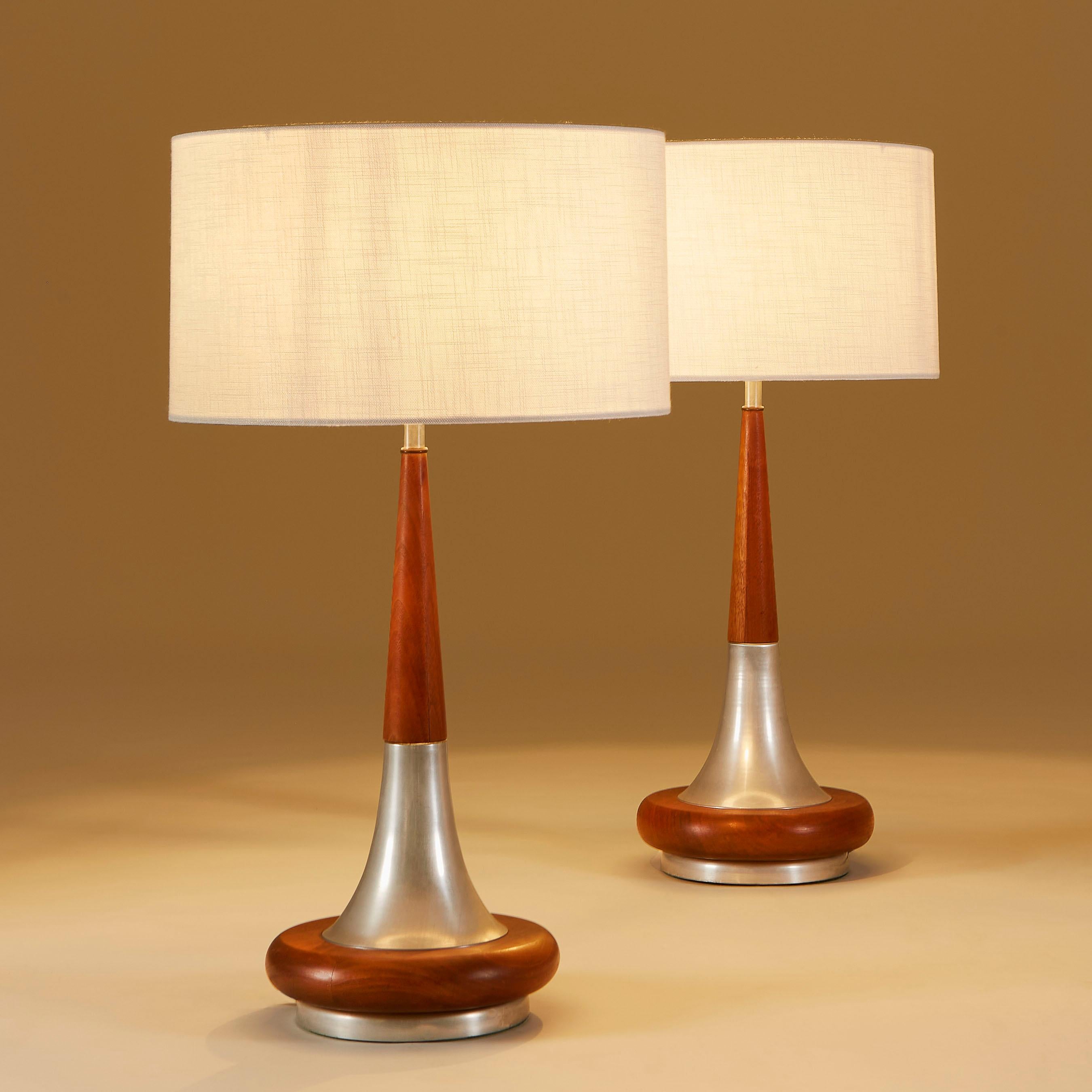 Paar hohe Mid-Century-Modern-Tischlampen aus Nussbaum und Chrom mit konisch zulaufenden Verzierungen (amerikanisch) im Angebot