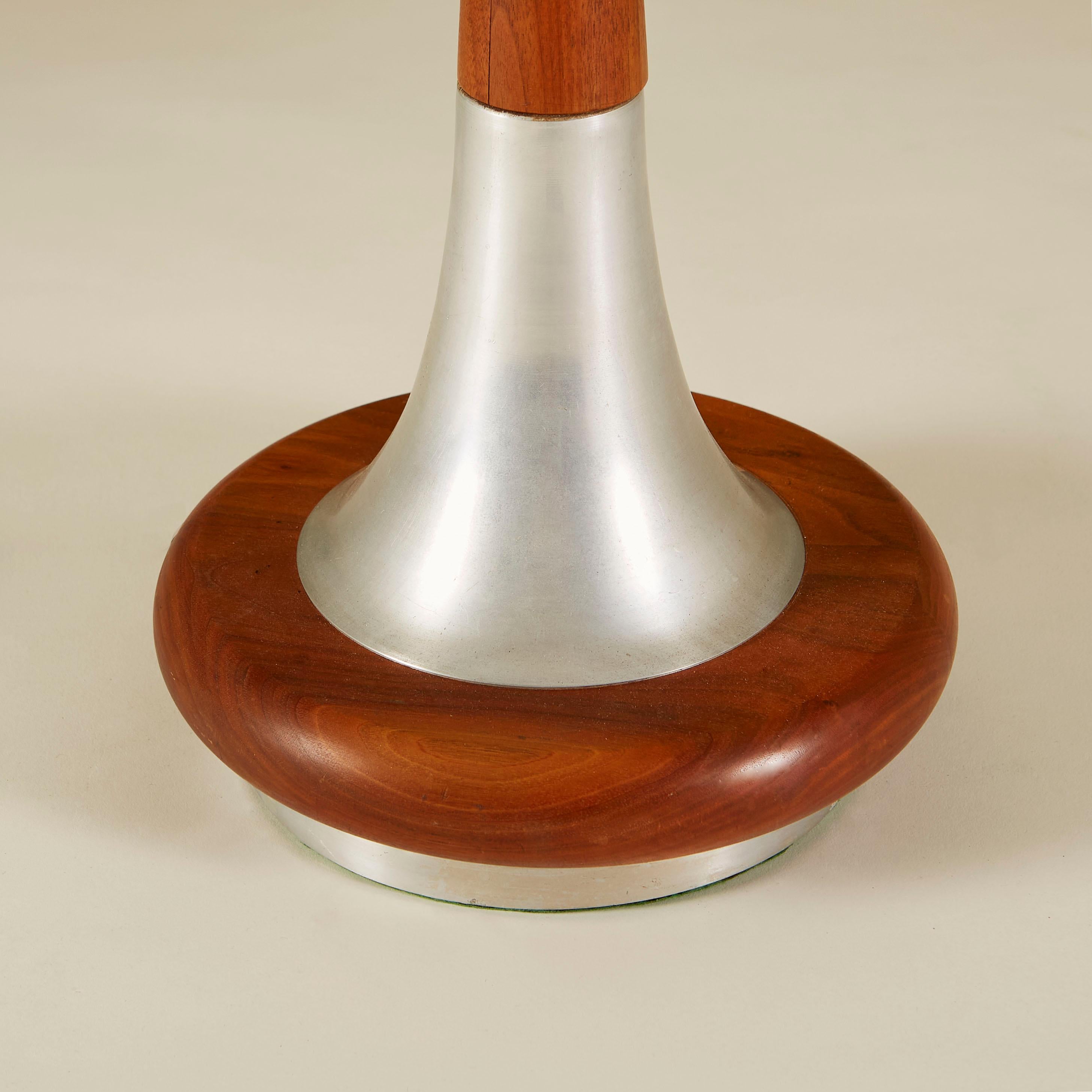 Paar hohe Mid-Century-Modern-Tischlampen aus Nussbaum und Chrom mit konisch zulaufenden Verzierungen (Poliert) im Angebot