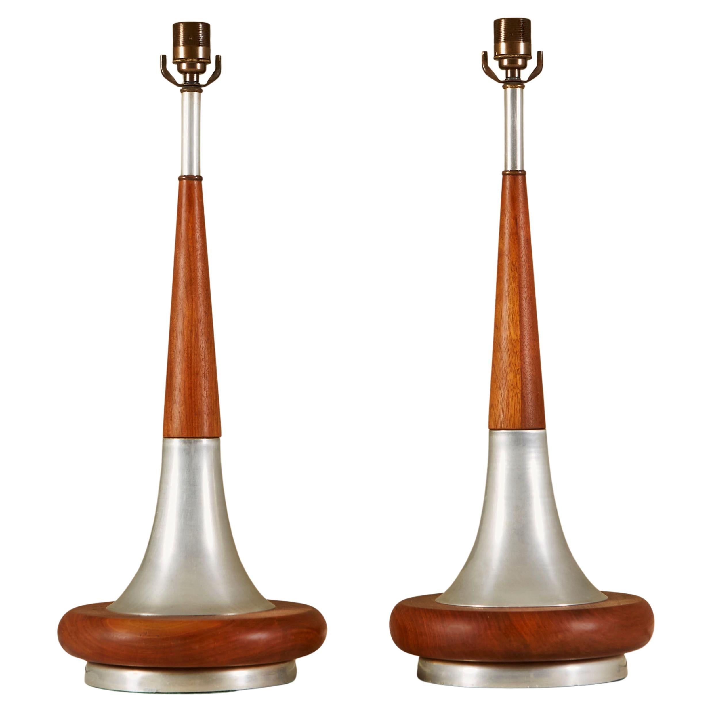 Paar hohe Mid-Century-Modern-Tischlampen aus Nussbaum und Chrom mit konisch zulaufenden Verzierungen im Zustand „Gut“ im Angebot in London, GB