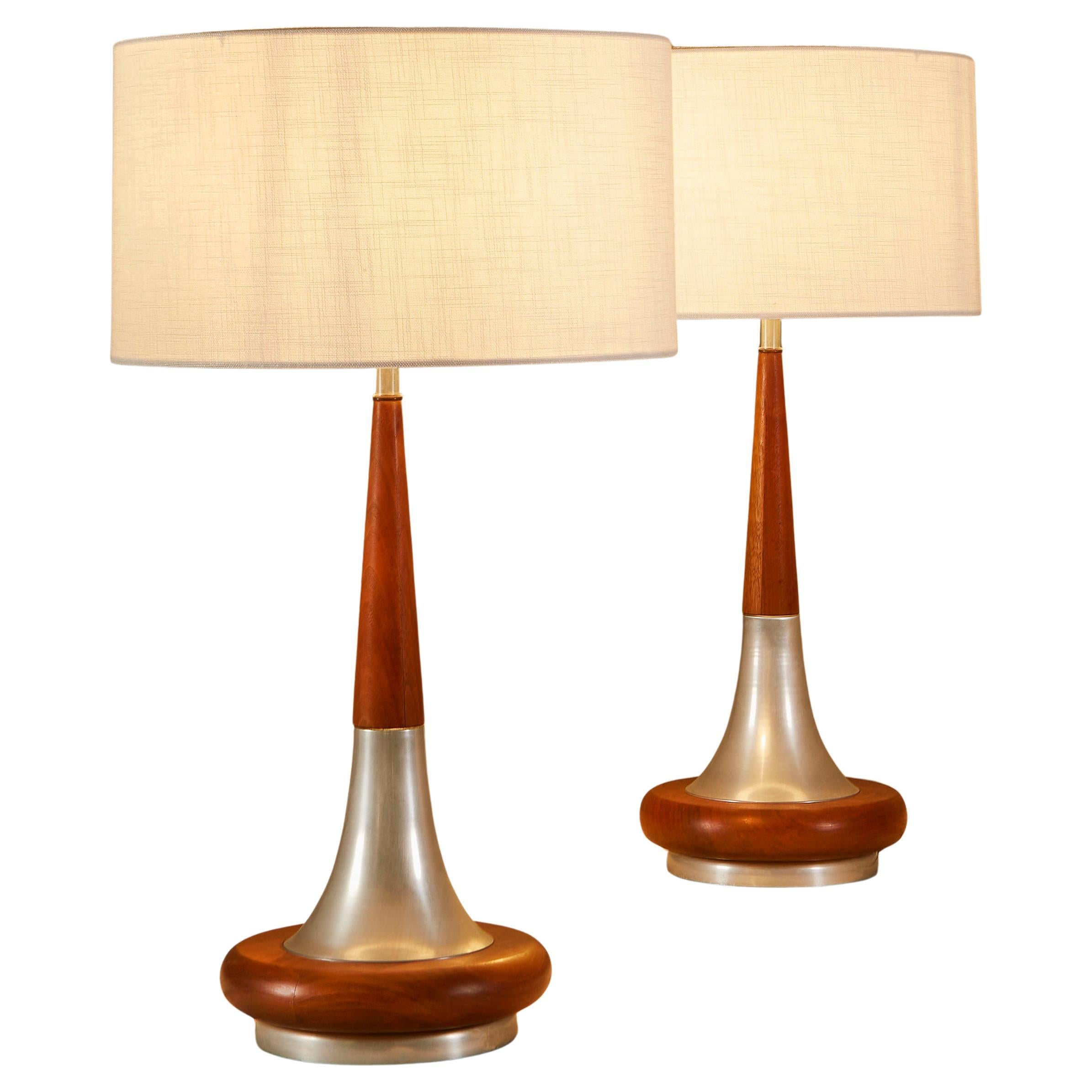 Paar hohe Mid-Century-Modern-Tischlampen aus Nussbaum und Chrom mit konisch zulaufenden Verzierungen (Mitte des 20. Jahrhunderts) im Angebot