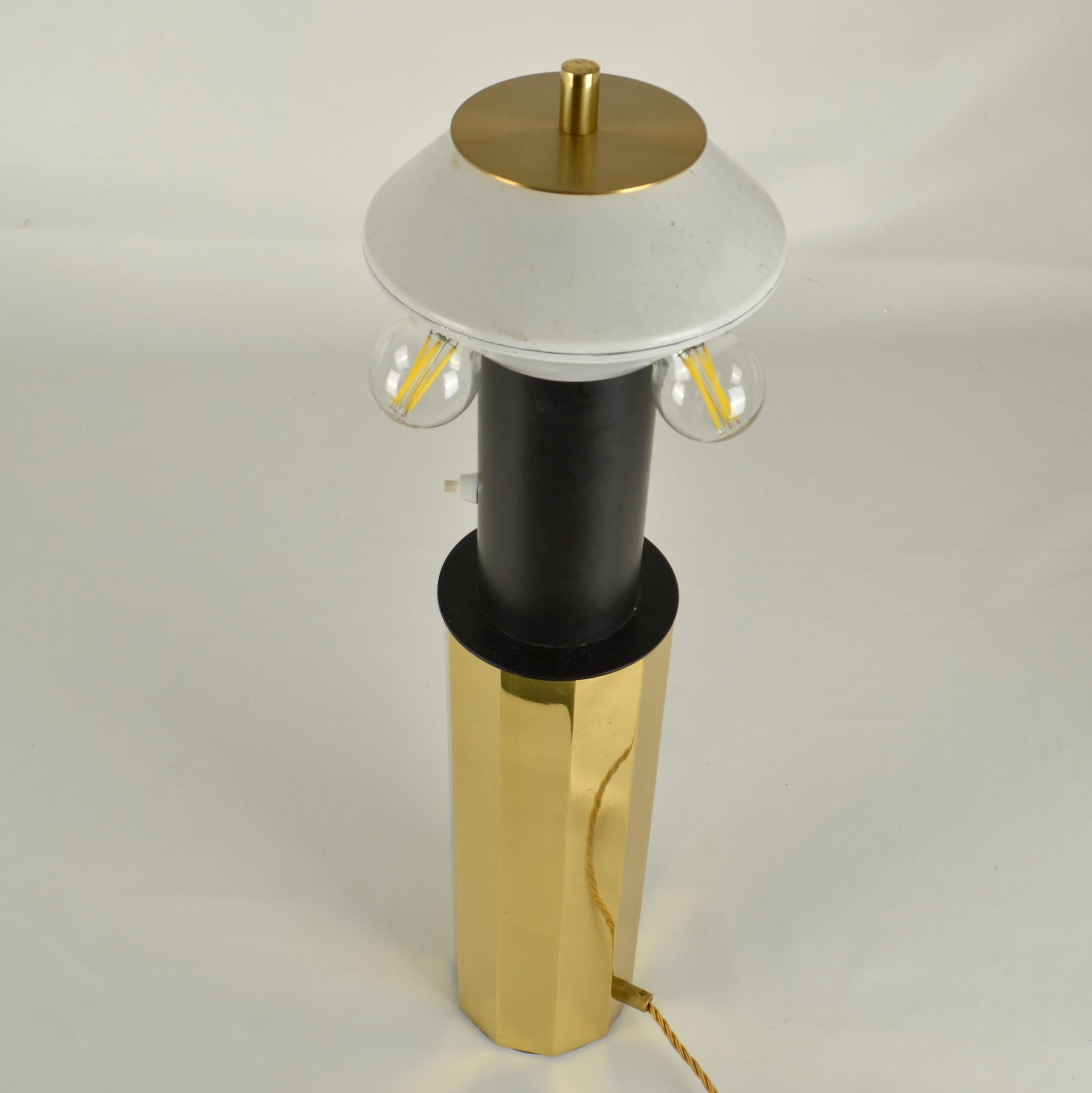 Pair of Tall Minimalist Brass Table Lamps with Octagonal Base For Sale 6