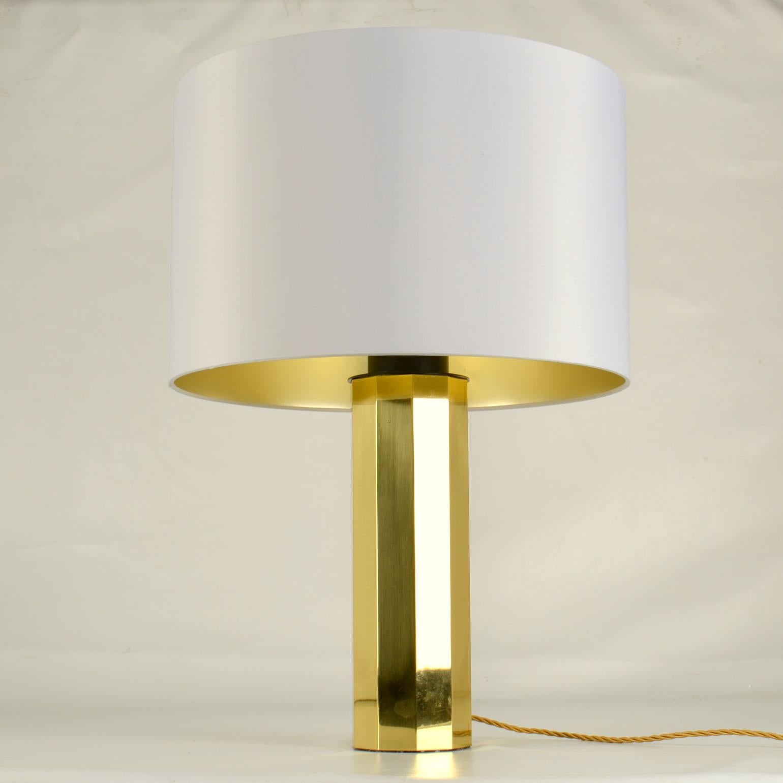 Pair of Tall Minimalist Brass Table Lamps with Octagonal Base In Excellent Condition For Sale In London, GB
