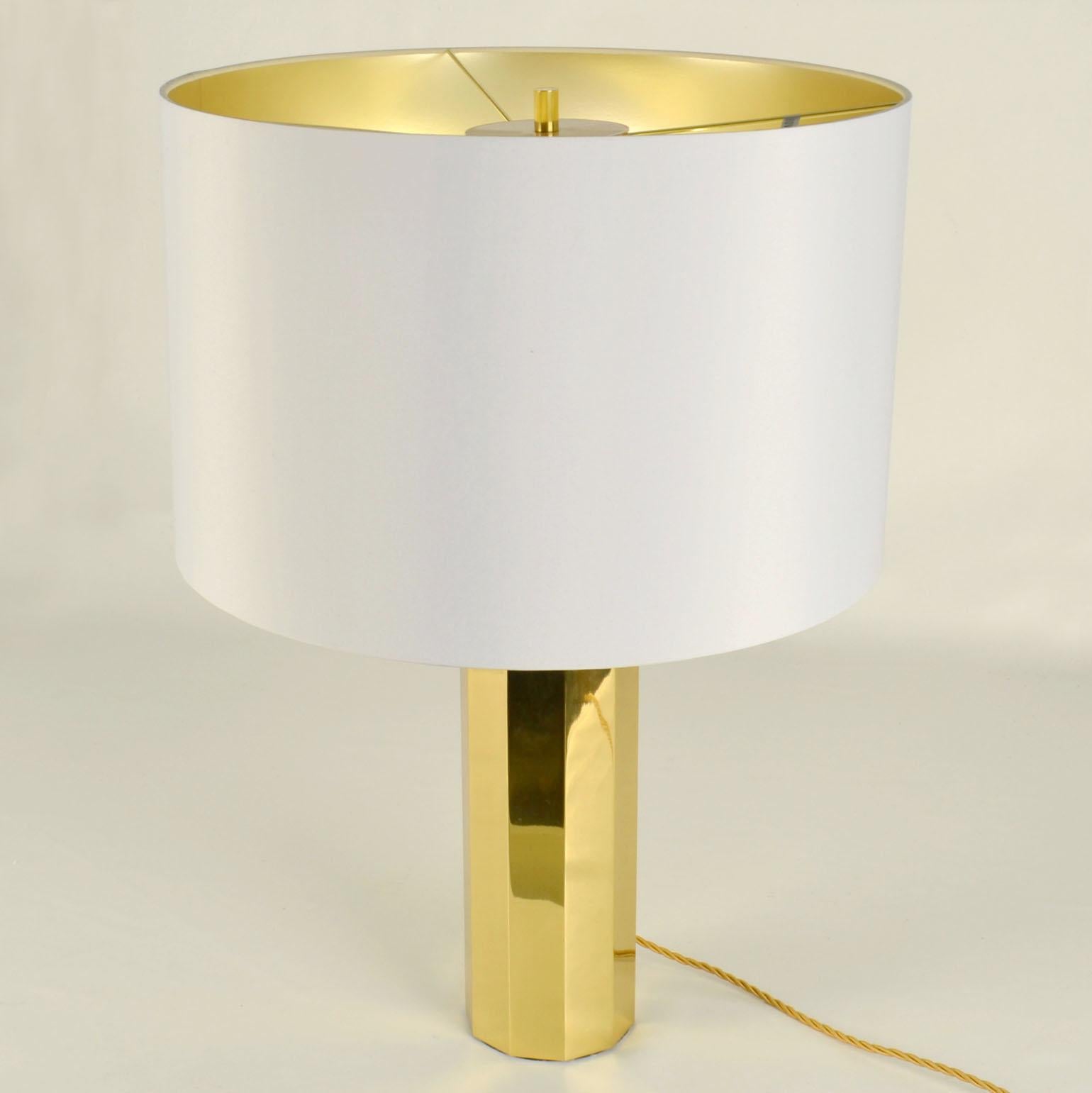Late 20th Century Pair of Tall Minimalist Brass Table Lamps with Octagonal Base For Sale