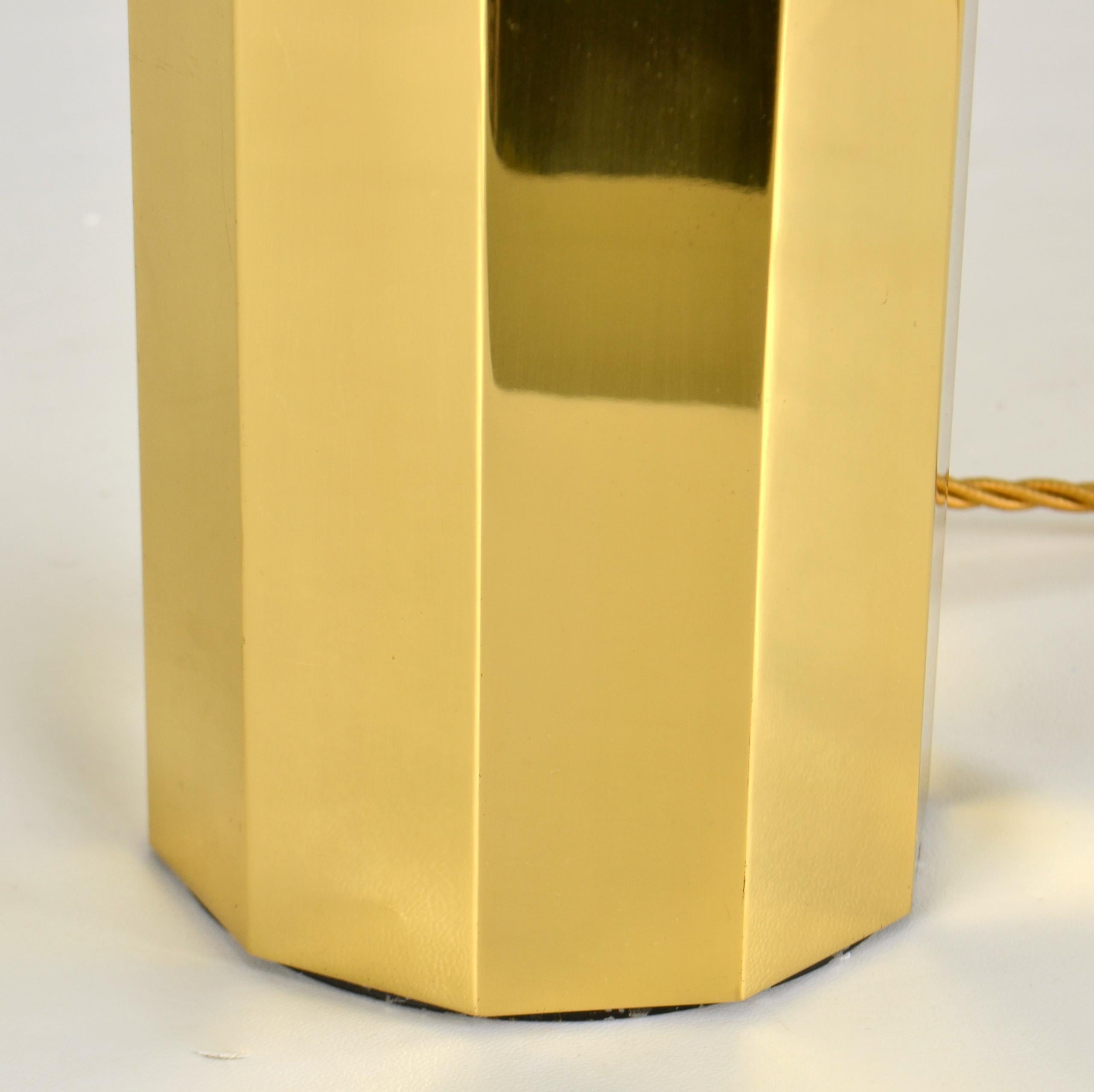 Paar hohe Messing-Tischlampen mit achteckigem Minimalismus  Stil (Metall) im Angebot