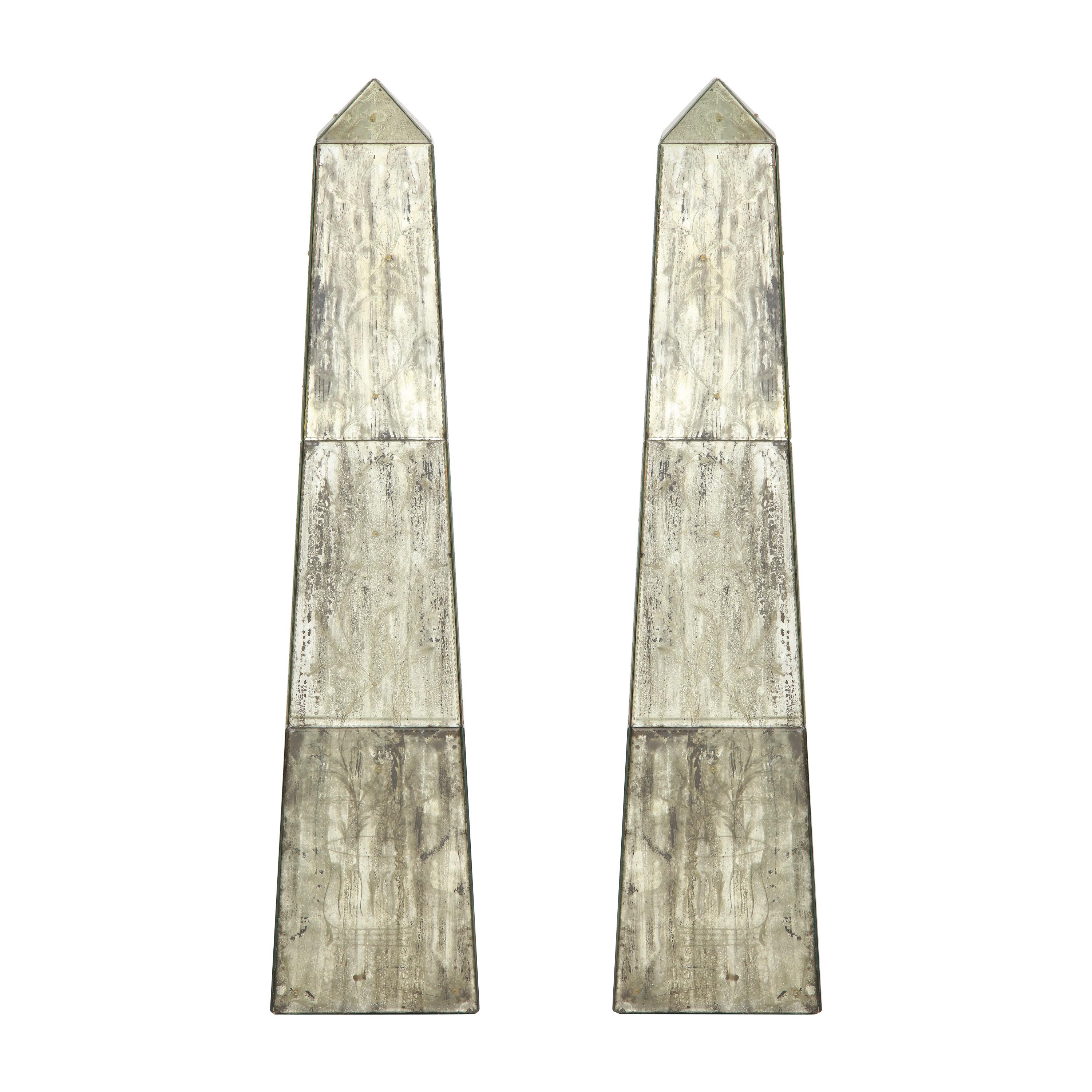 Paar hohe verspiegelte Obelisken mit geätztem Blumendesign im Angebot