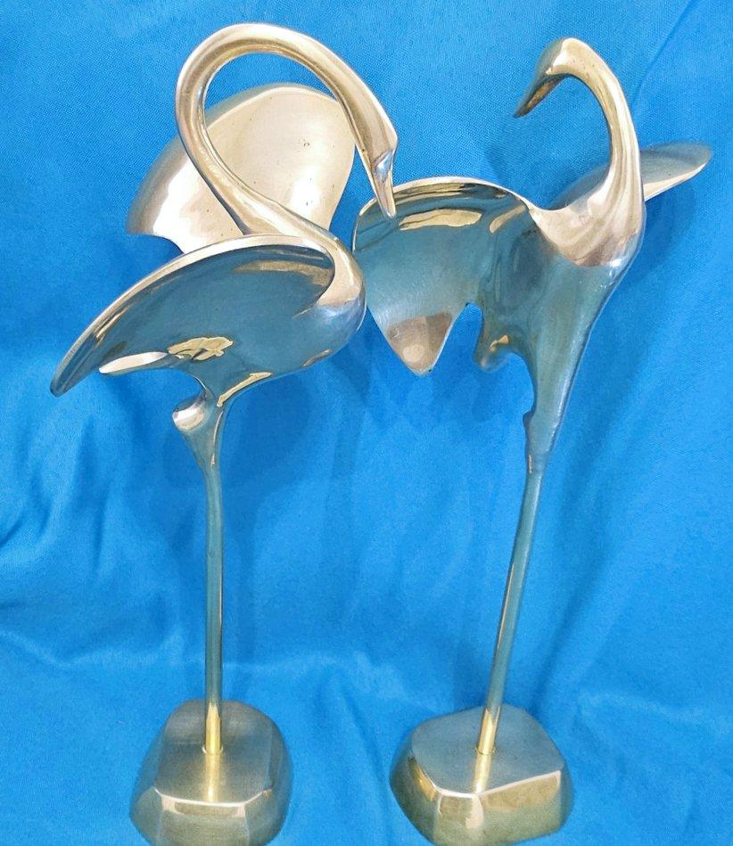 Coppia di uccelli in ottone alti di metà secolo (gru o fenicotteri) VENDITA CHIUSA
*****AVVISO: IL NOSTRO NEGOZIO 1ST DIBS CHIUDE ALLA FINE DI MAGGIO*****
Questi due uccelli sono complementari, avendo lo stesso stile ma pose sottilmente diverse.
Ci