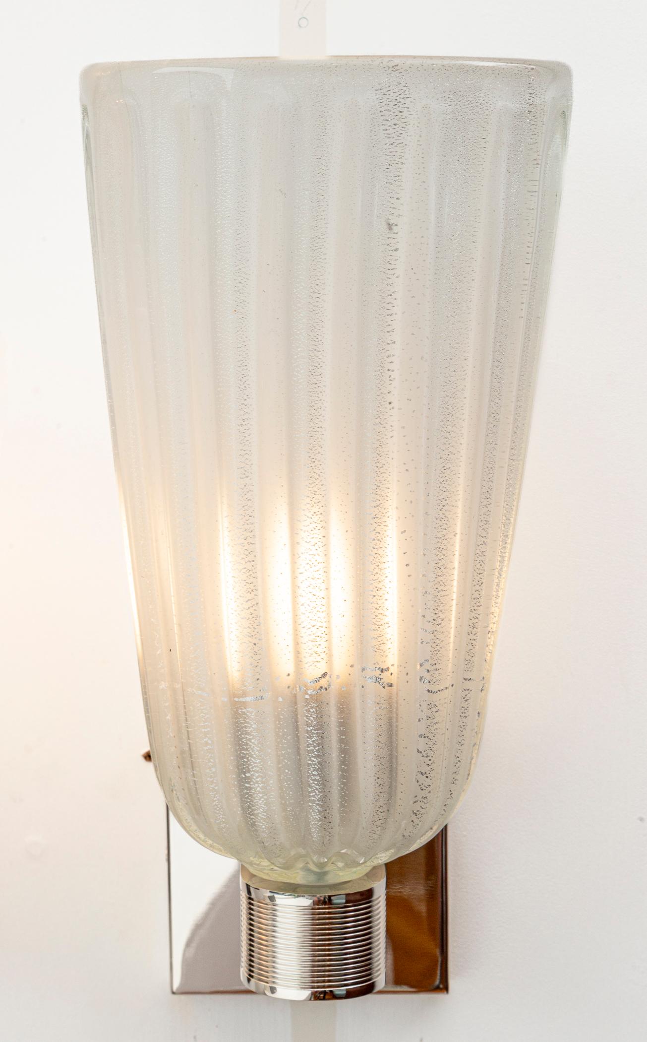 Coppia di alte luci da parete moderniste di Murano soffiate in oro bianco e nichel opaco in vendita 3