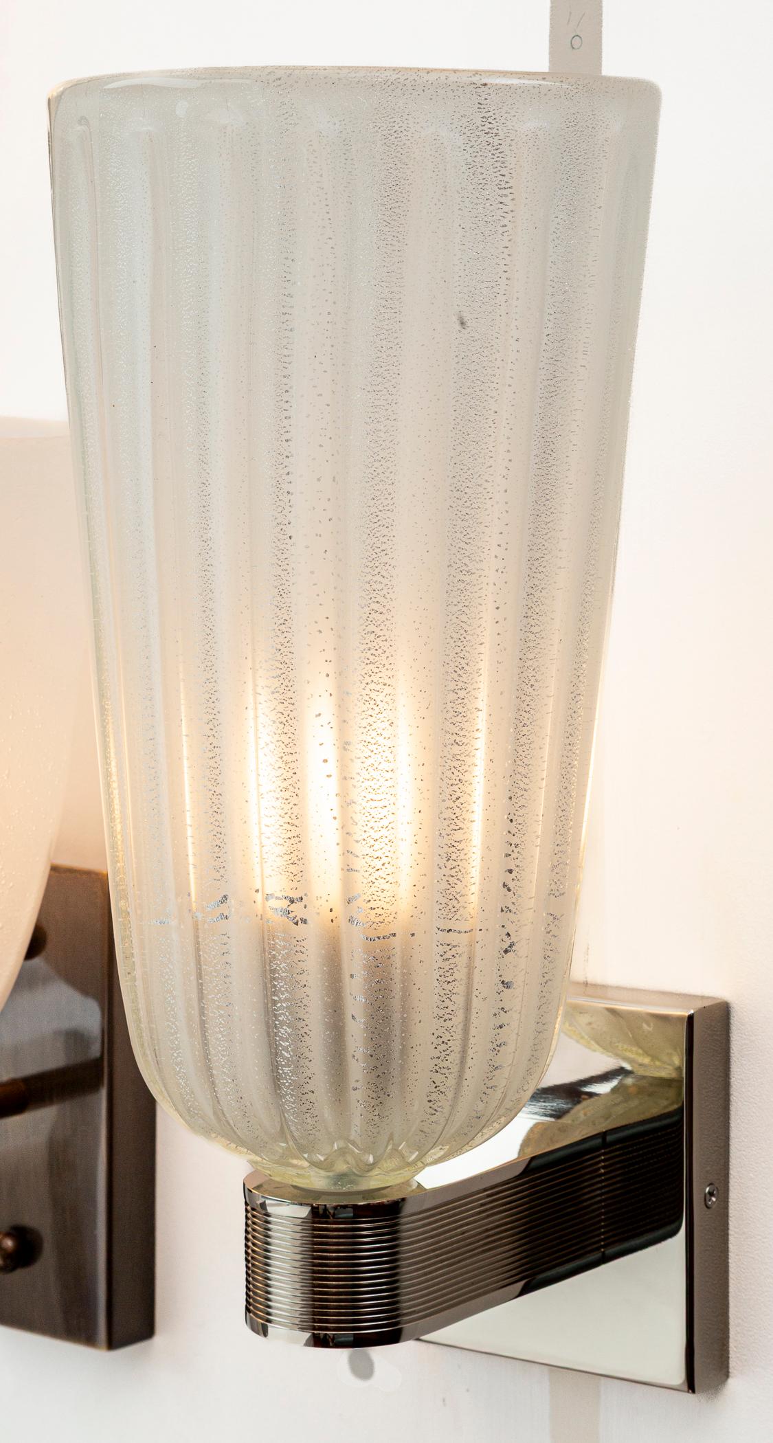 Coppia di alte luci da parete moderniste di Murano soffiate in oro bianco e nichel opaco in vendita 5