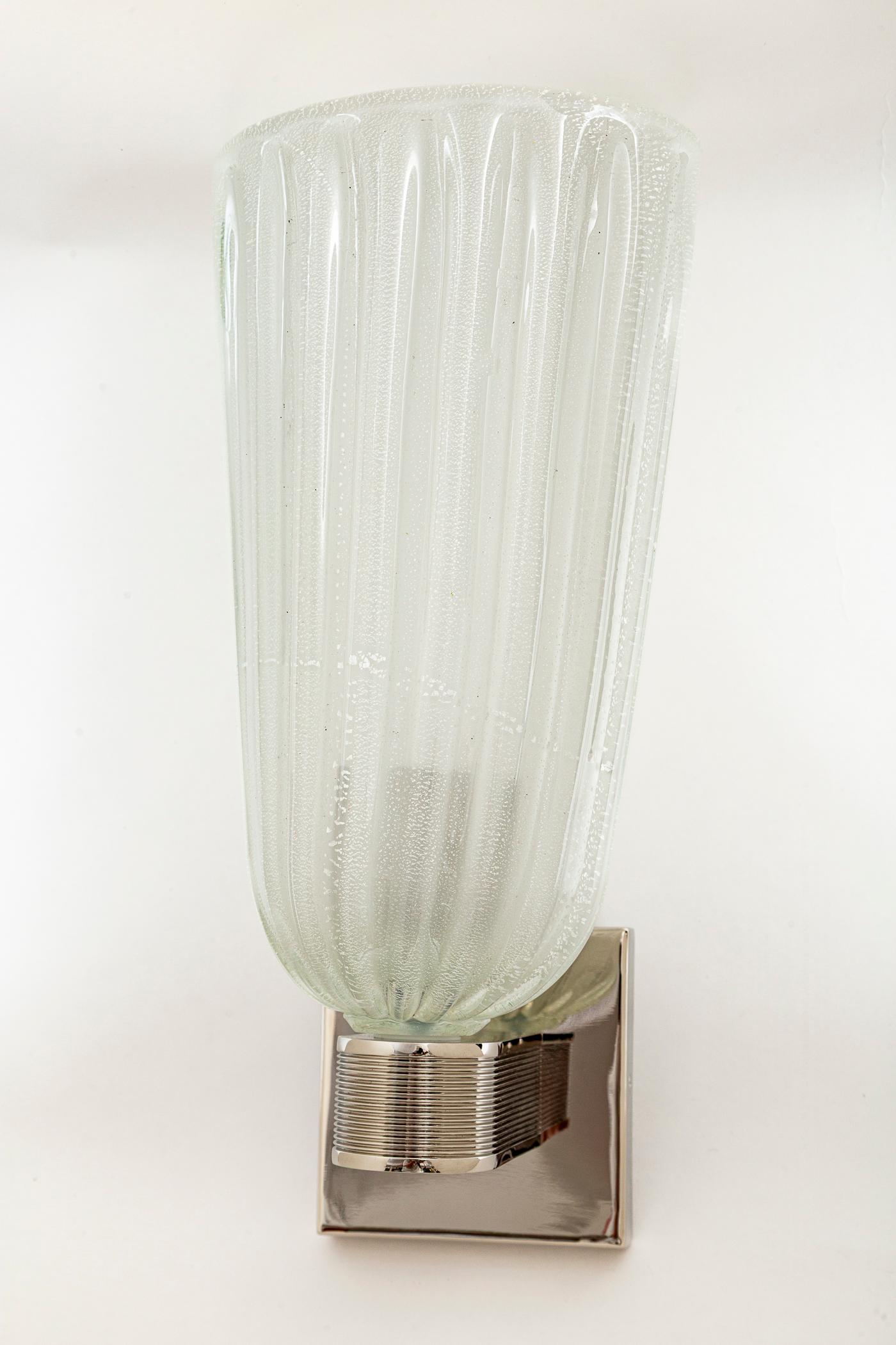 Streamlined Moderno Coppia di alte luci da parete moderniste di Murano soffiate in oro bianco e nichel opaco in vendita