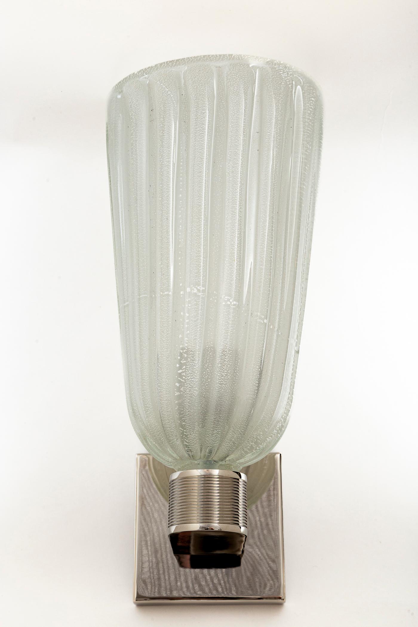 Italiano Coppia di alte luci da parete moderniste di Murano soffiate in oro bianco e nichel opaco in vendita