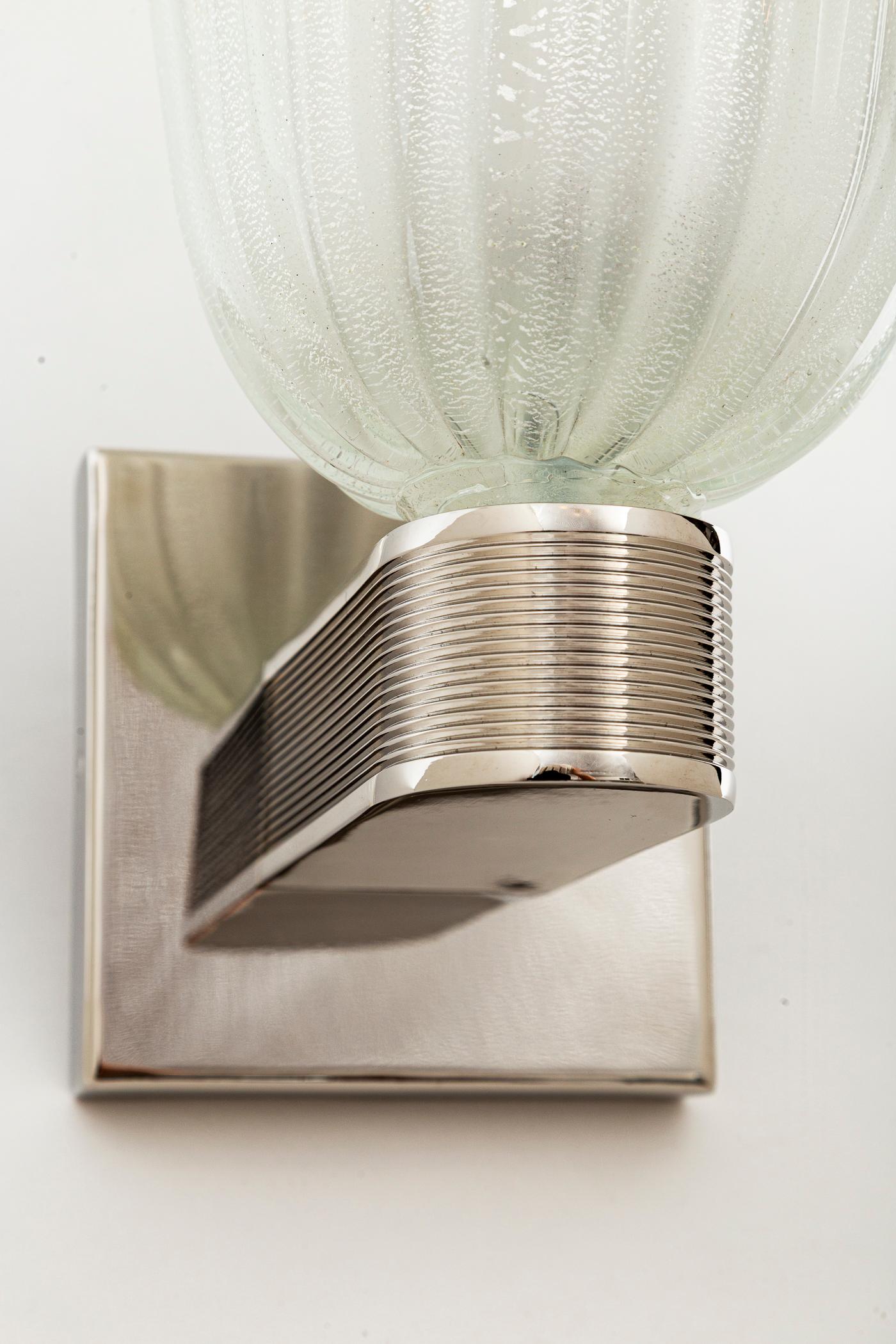 Coppia di alte luci da parete moderniste di Murano soffiate in oro bianco e nichel opaco In condizioni ottime in vendita a Westport, CT