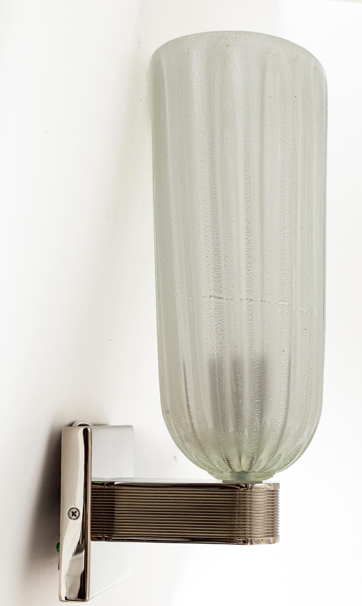 Vetro soffiato Coppia di alte luci da parete moderniste di Murano soffiate in oro bianco e nichel opaco in vendita