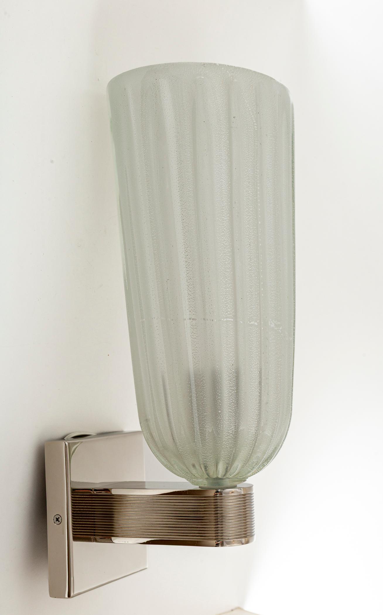 Coppia di alte luci da parete moderniste di Murano soffiate in oro bianco e nichel opaco in vendita 1