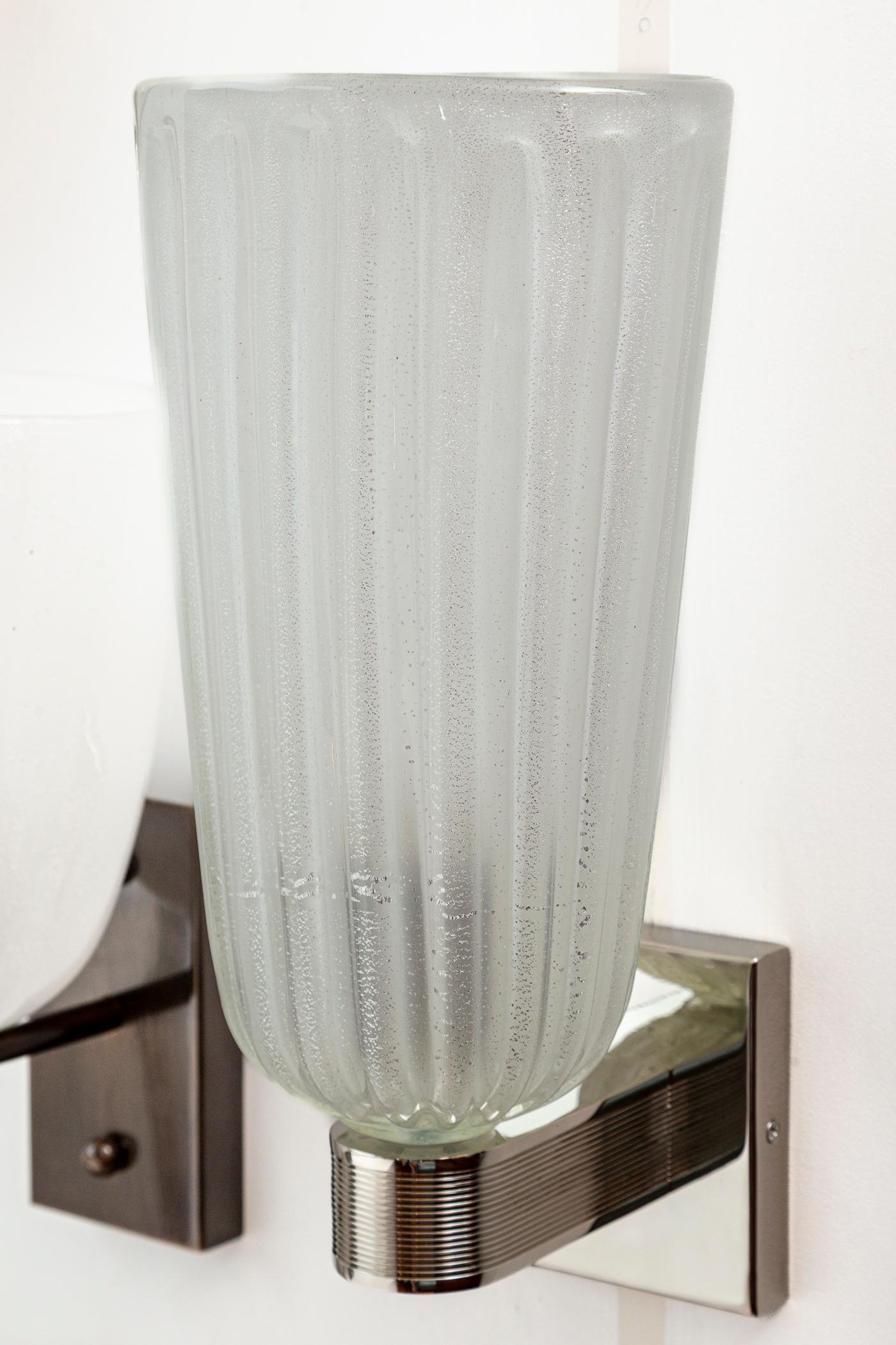 Coppia di alte luci da parete moderniste di Murano soffiate in oro bianco e nichel opaco in vendita 2
