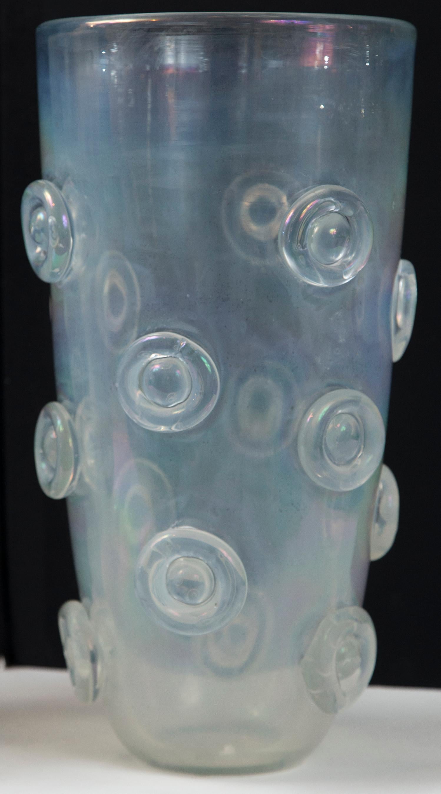 Paar hohe mundgeblasene irisierende Vasen aus Murano (21. Jahrhundert und zeitgenössisch) im Angebot