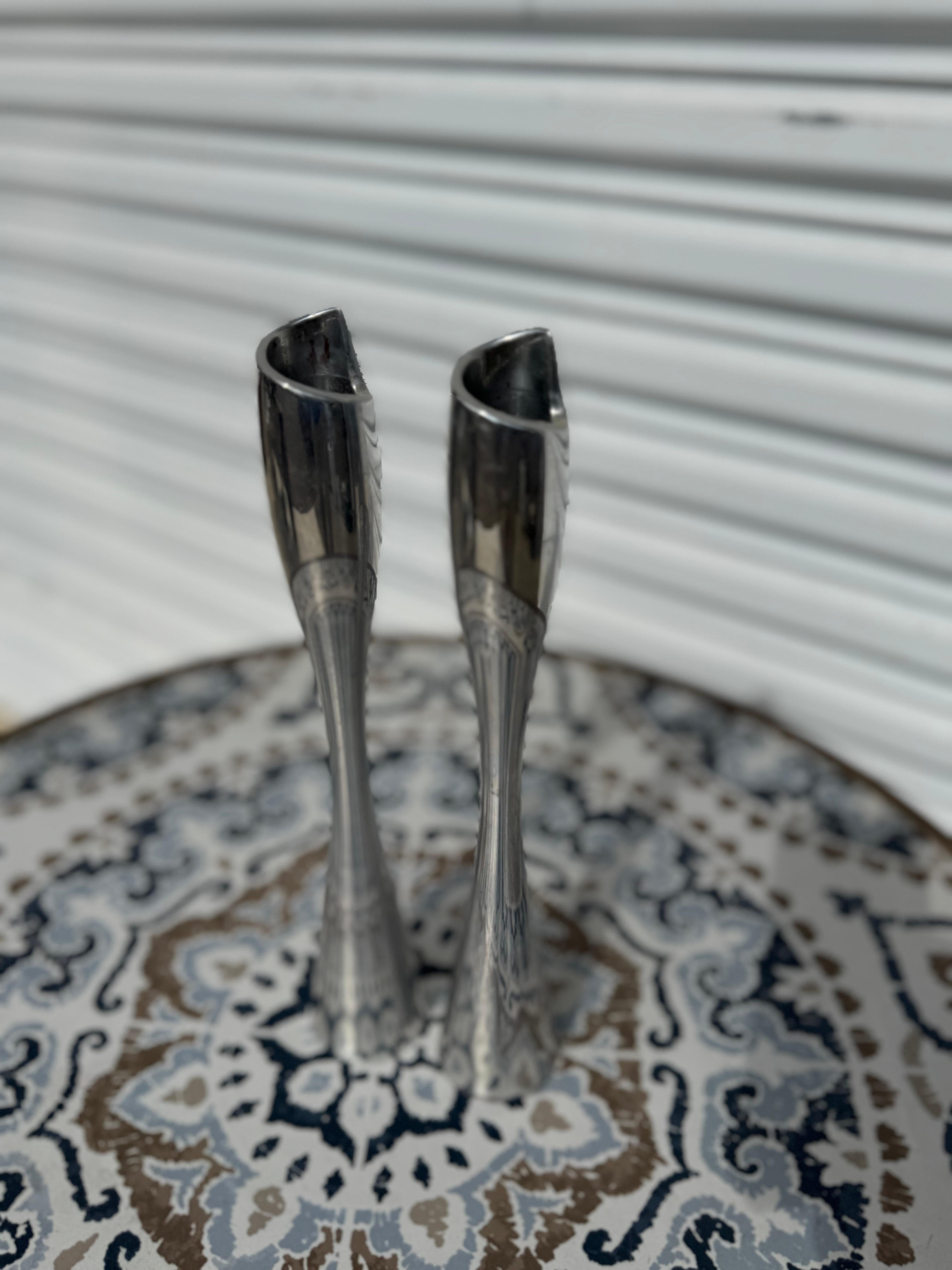 Moderno Coppia di portacandele alti in alluminio lucido Nambe in vendita