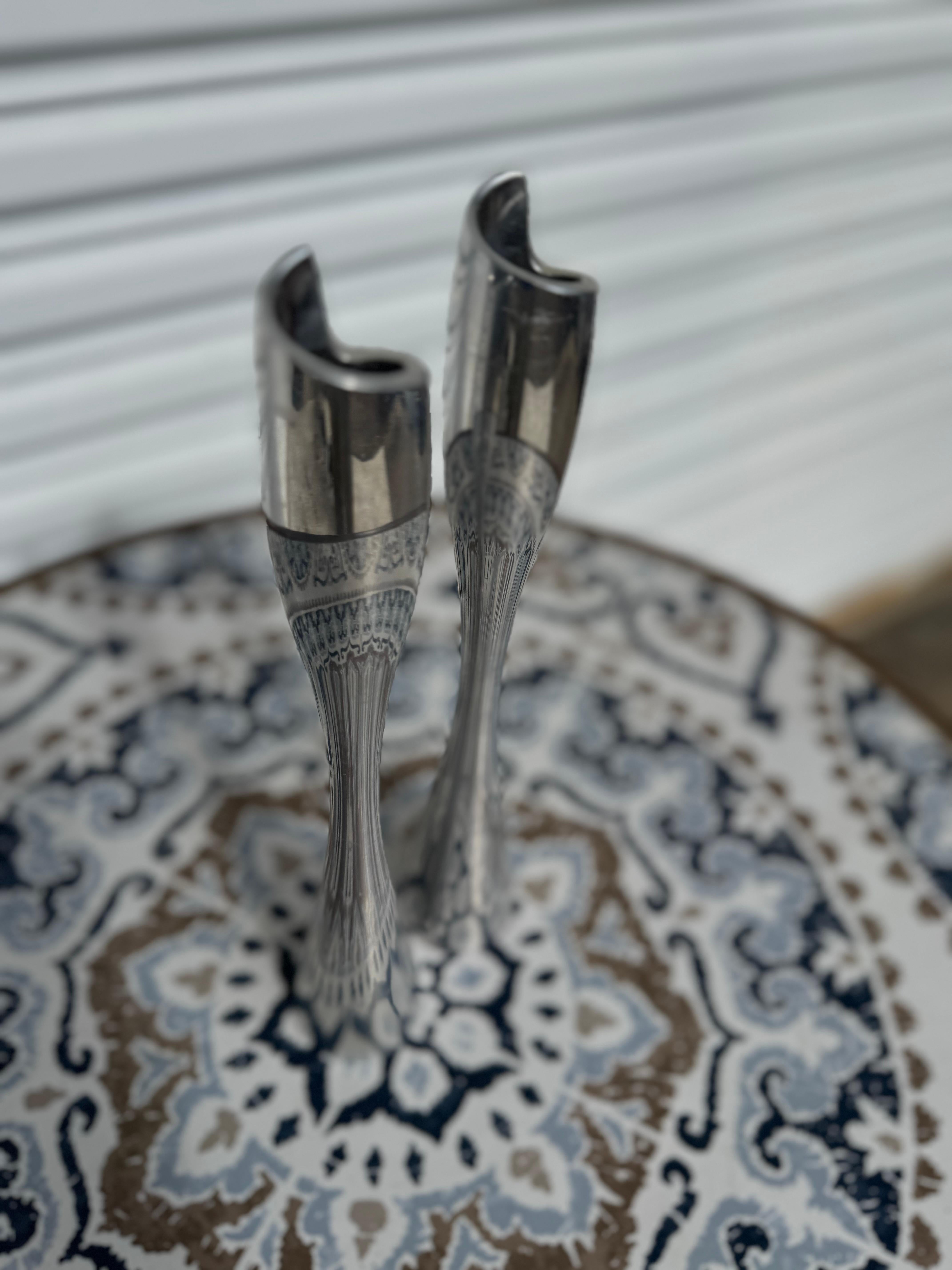 Americano Coppia di portacandele alti in alluminio lucido Nambe in vendita