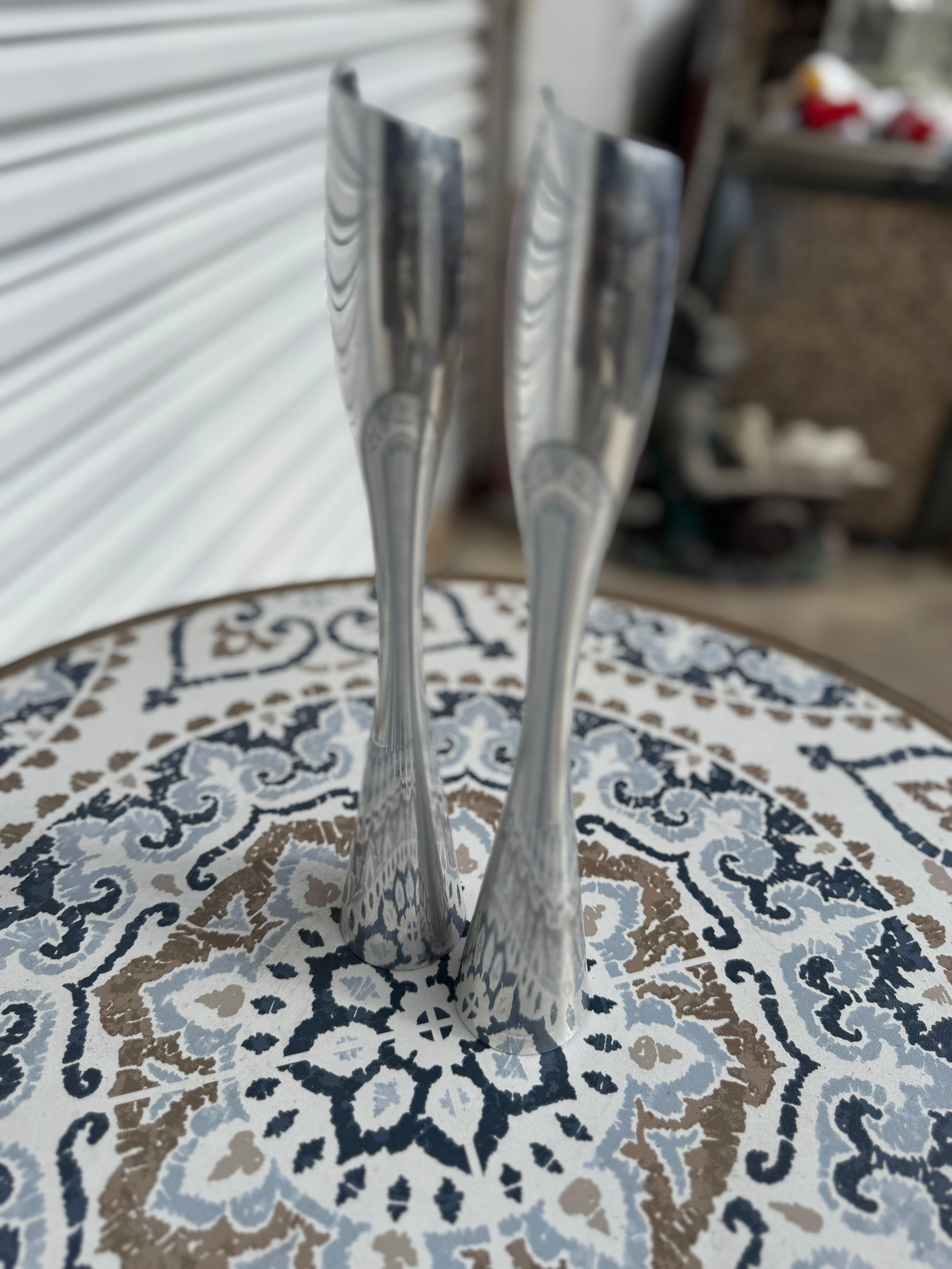 Coppia di portacandele alti in alluminio lucido Nambe In condizioni buone in vendita a Pasadena, TX