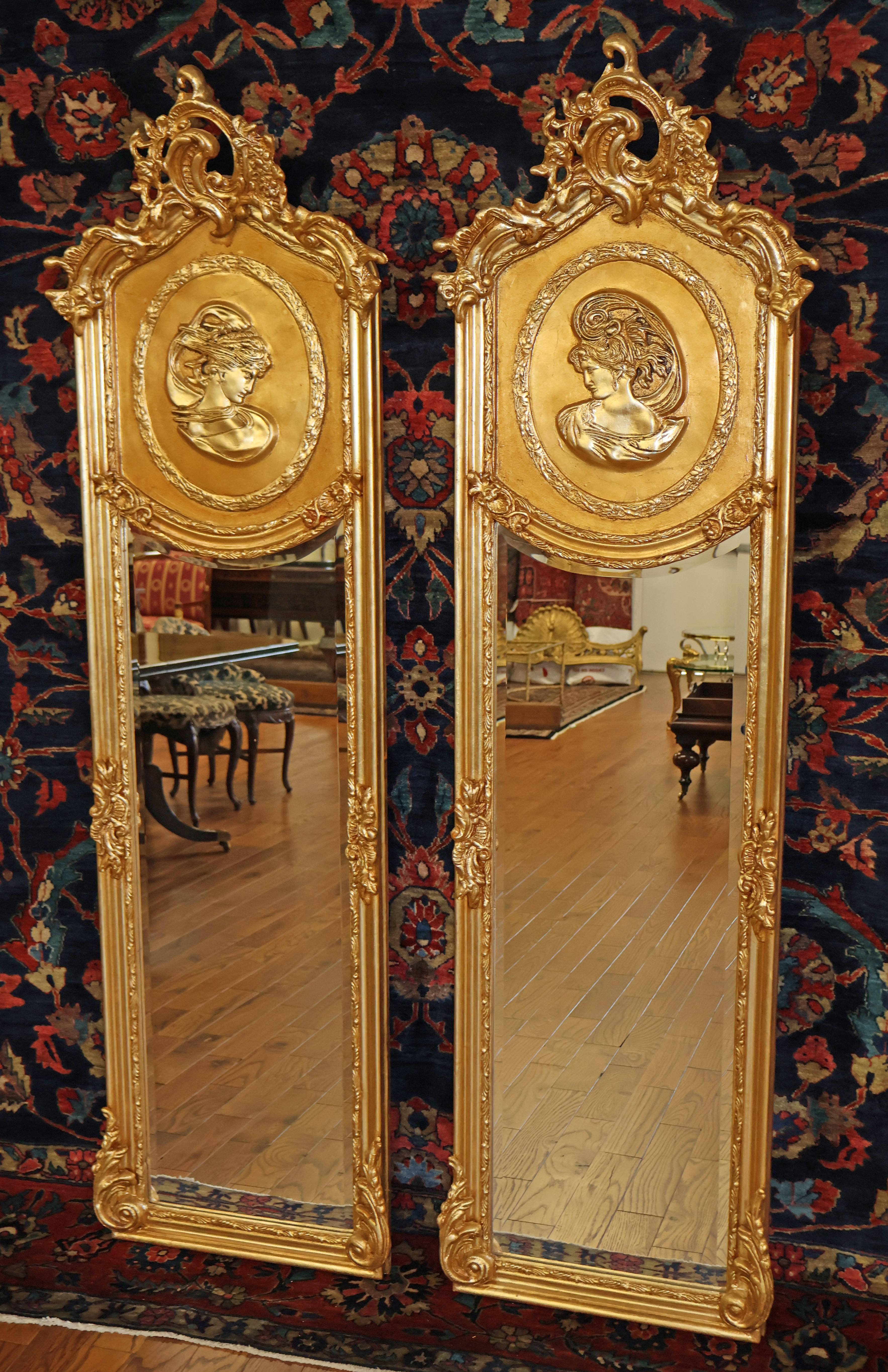 Paire de grands miroirs étroits de style Louis XV français en verre biseauté or

Dimensions : 70
