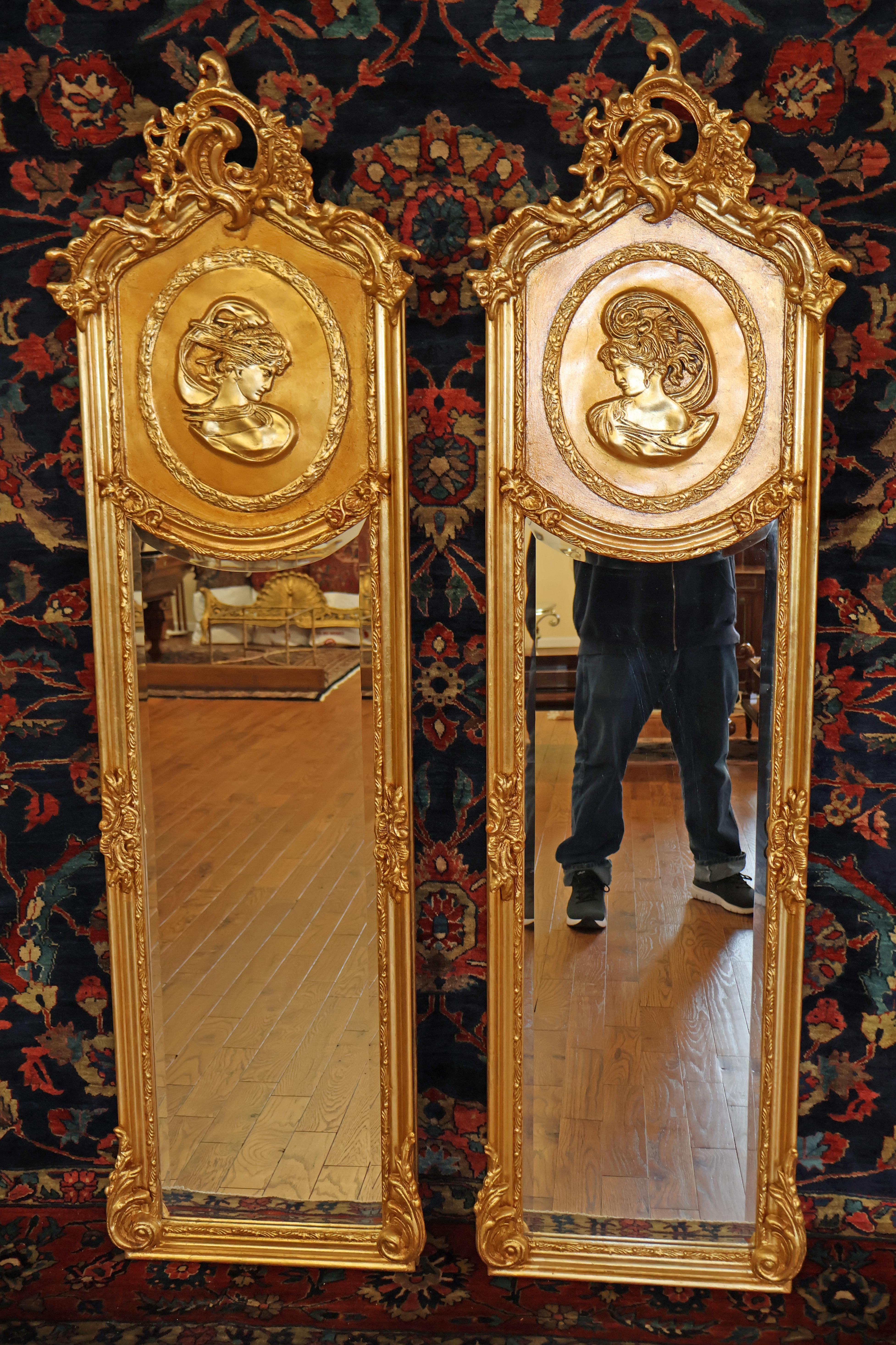 Rococo Paire de grands miroirs étroits de style Louis XV français en verre biseauté or
