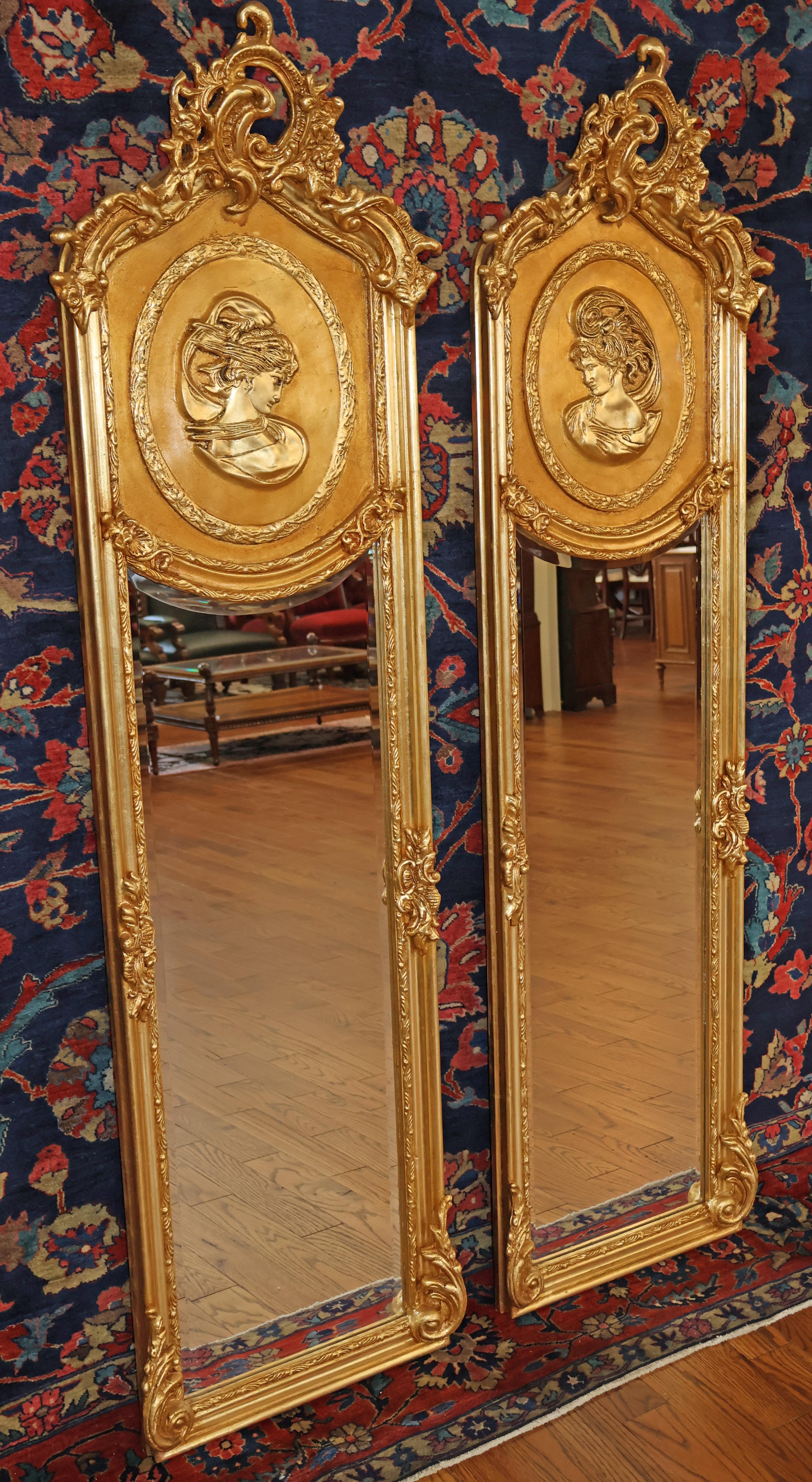 Inconnu Paire de grands miroirs étroits de style Louis XV français en verre biseauté or
