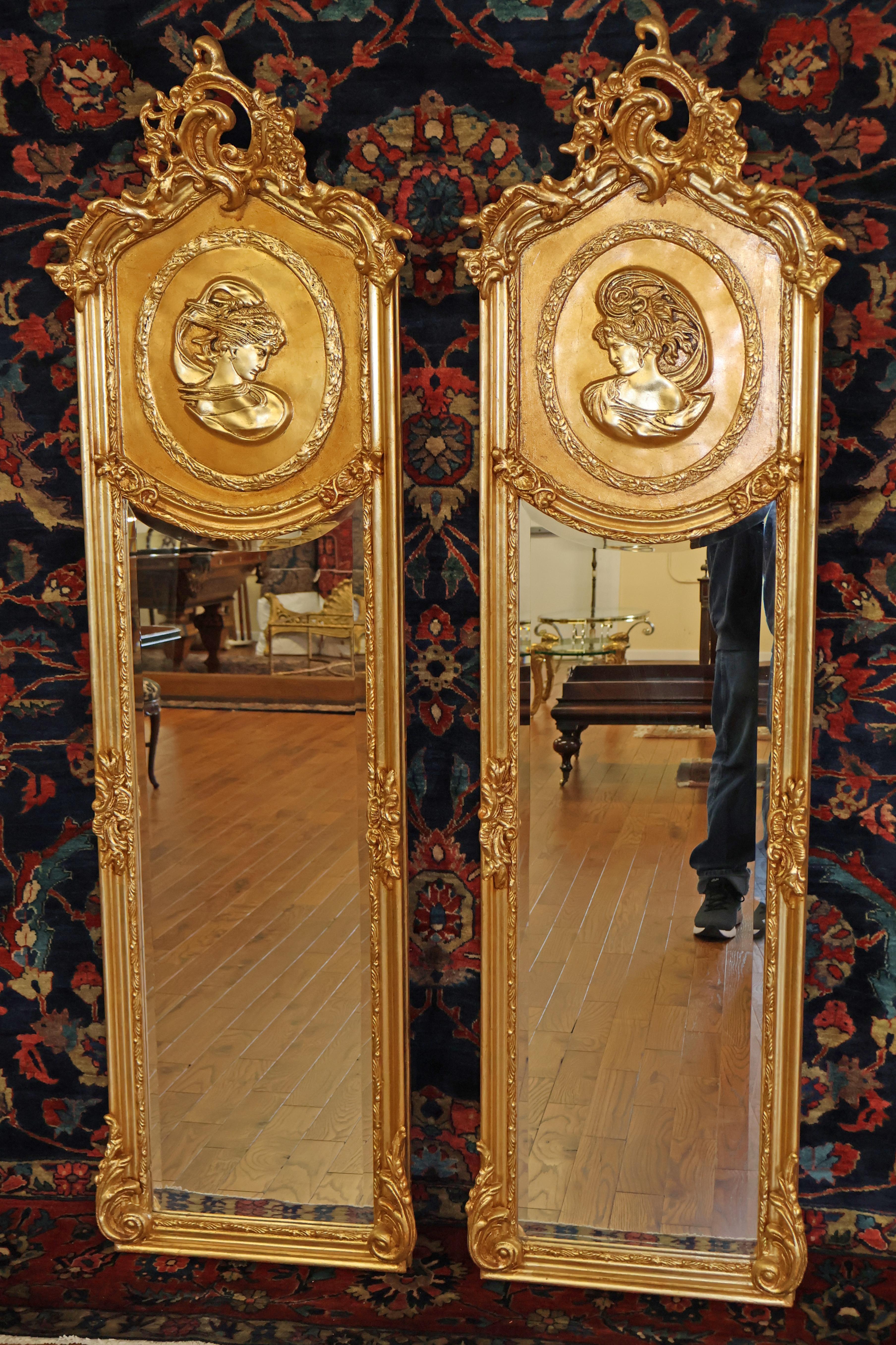 Paire de grands miroirs étroits de style Louis XV français en verre biseauté or Bon état à Long Branch, NJ