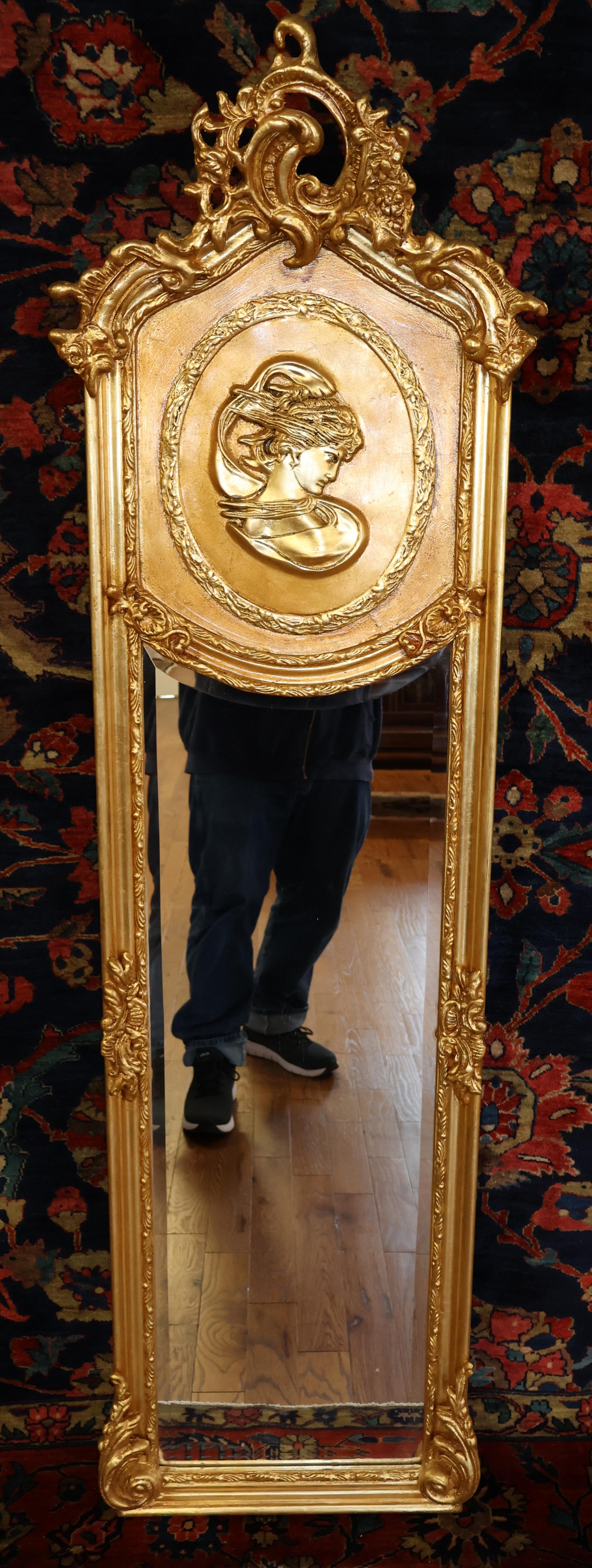 Bois doré Paire de grands miroirs étroits de style Louis XV français en verre biseauté or
