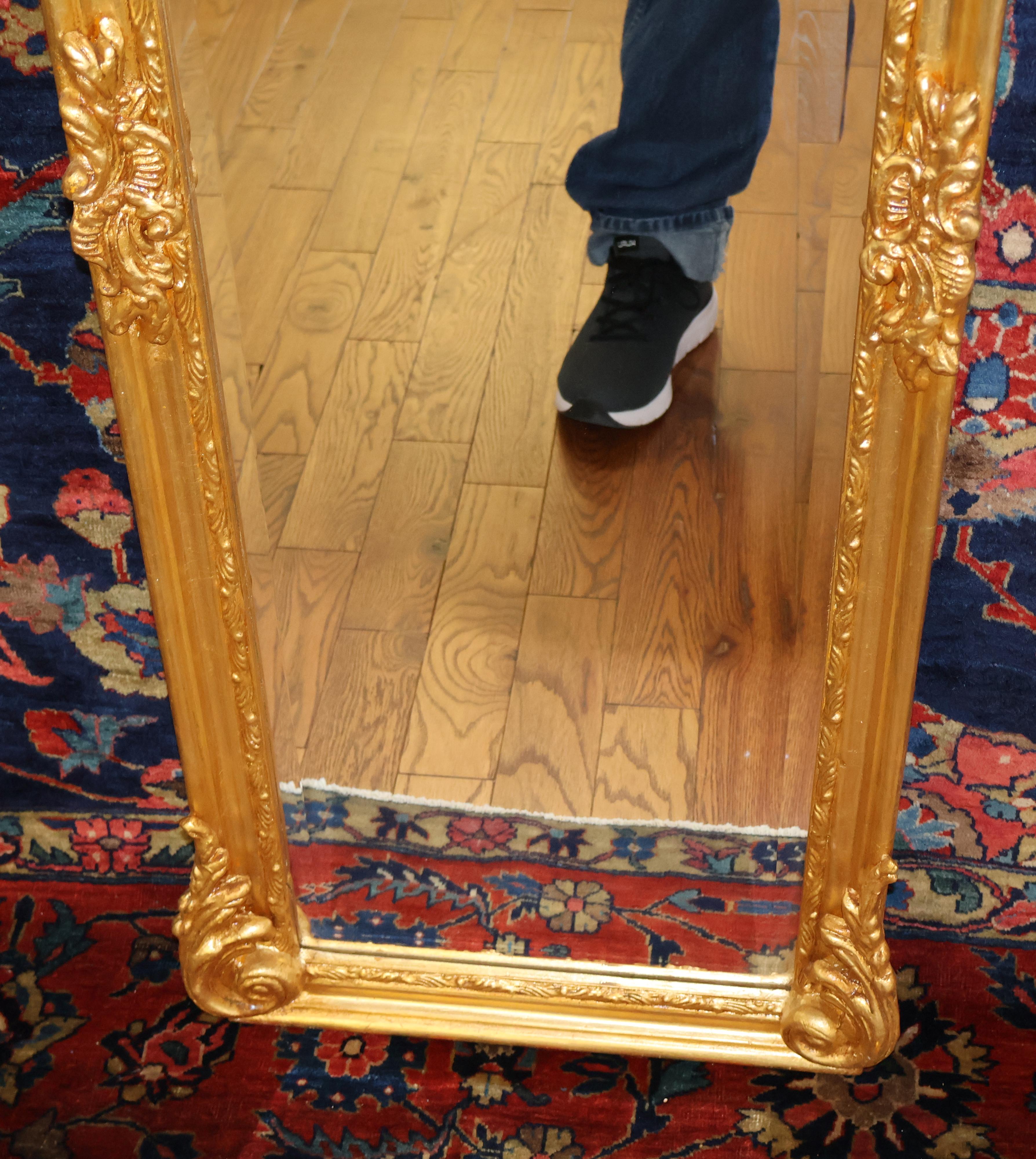 Paire de grands miroirs étroits de style Louis XV français en verre biseauté or 2