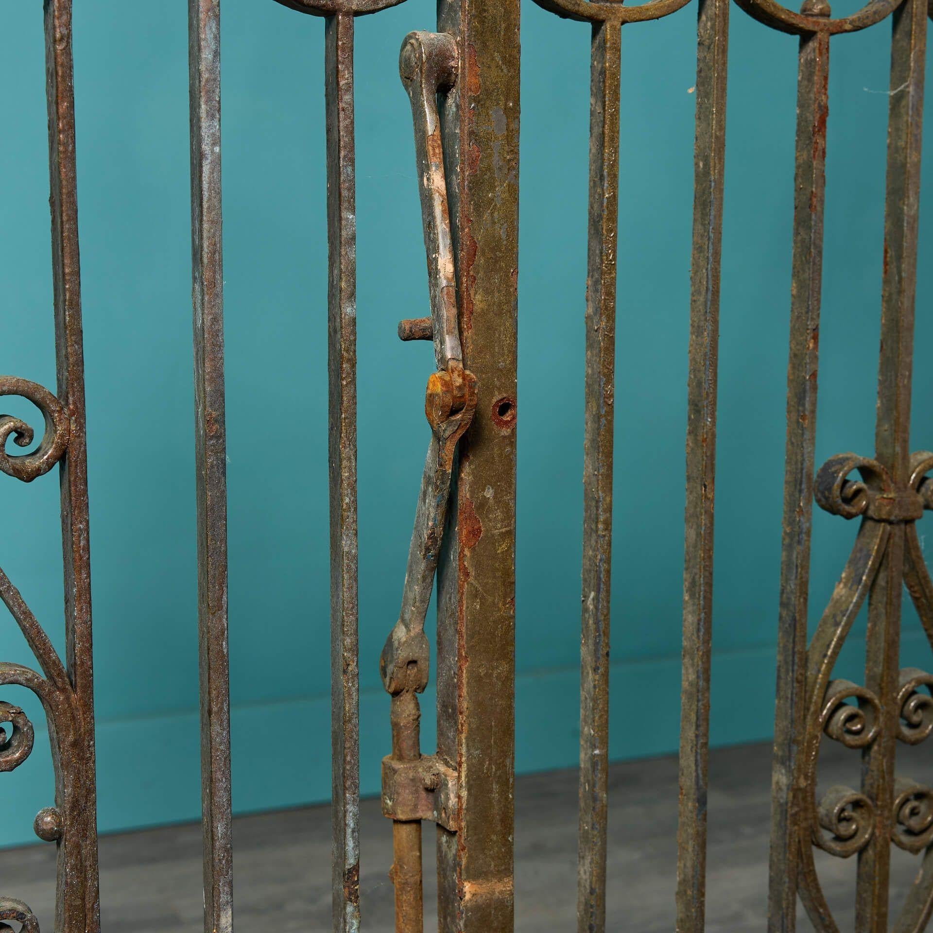 Coppia di cancelli laterali alti e stretti in ferro battuto di epoca vittoriana In condizioni discrete in vendita a Wormelow, Herefordshire