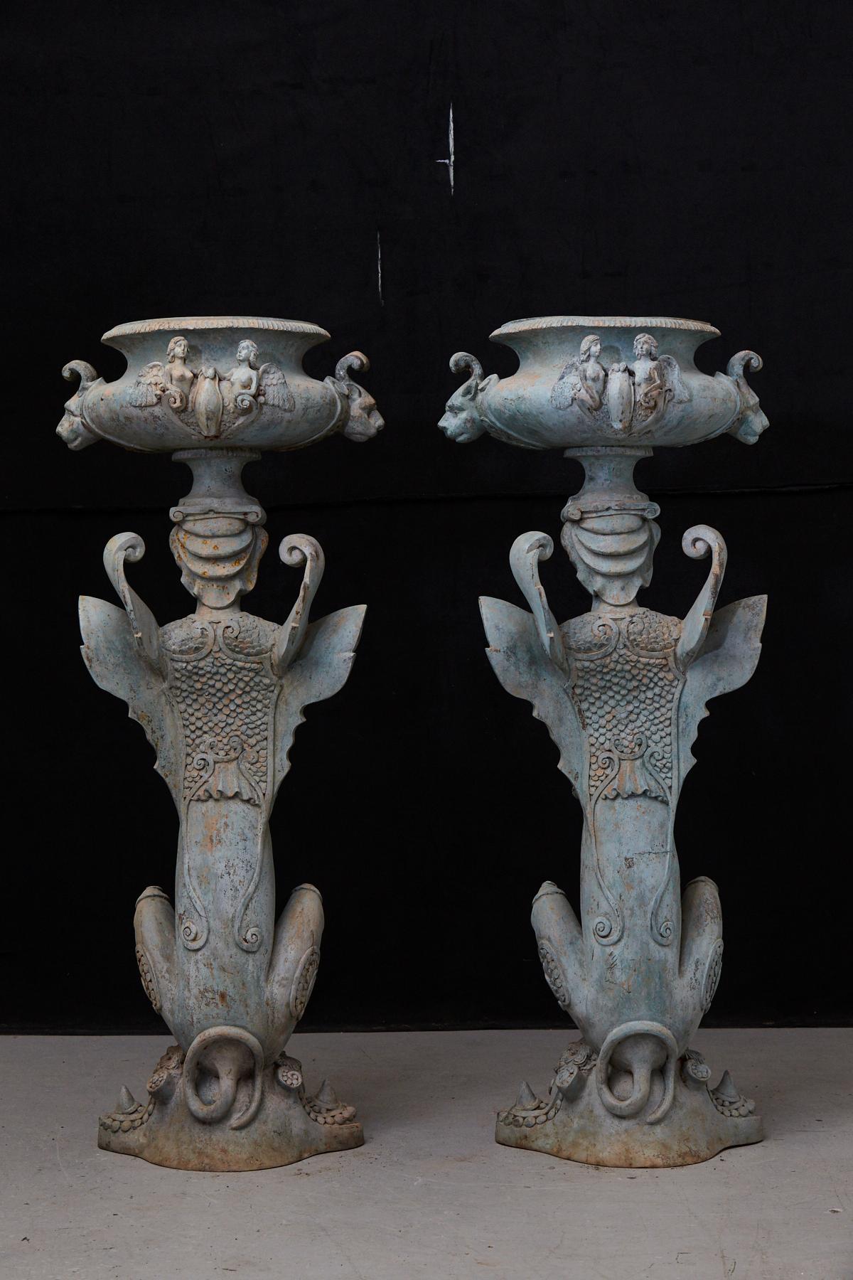 Pair of Tall Patinated Cast Iron Planters Showing Mythical Creatures / Chimeres In Good Condition In Pau, FR