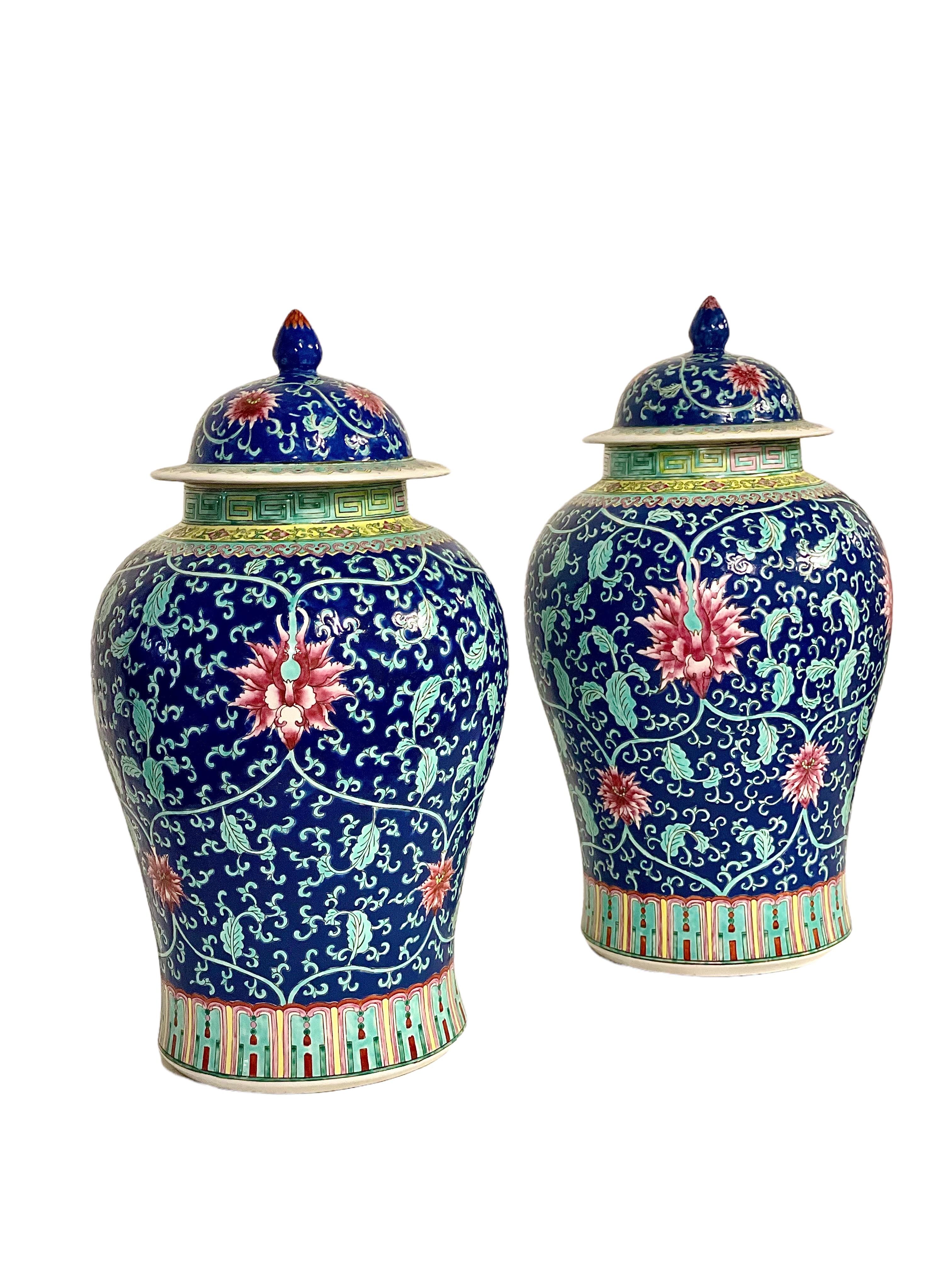 Paire de grands pots à couvercle chinois roses et bleus en vente 2
