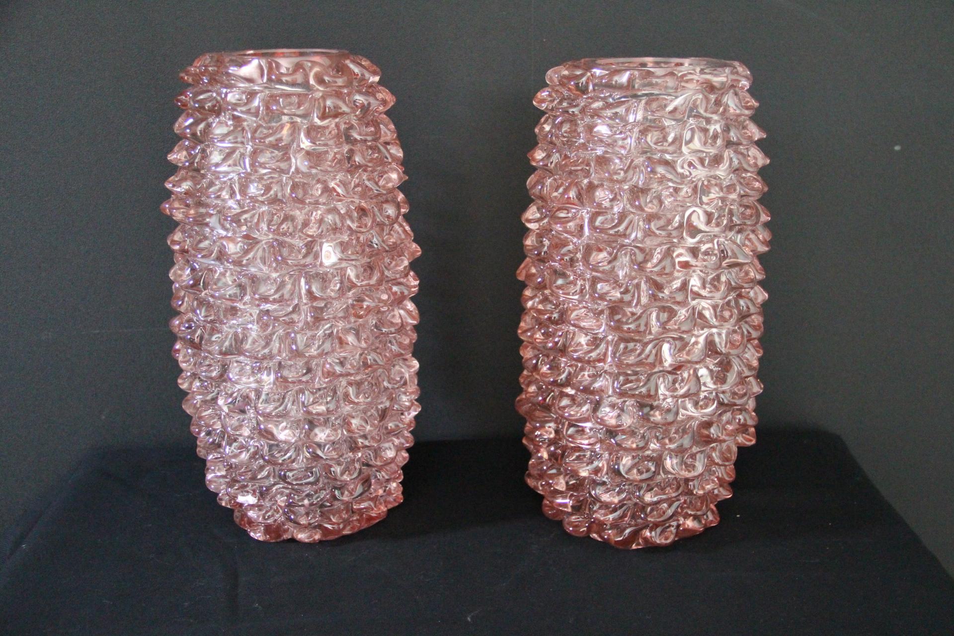 Coppia di vasi alti rosa in vetro di Murano con decorazione a spighe, stile Barovier in vendita