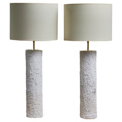 Coppia di lampade da tavolo alte in gesso