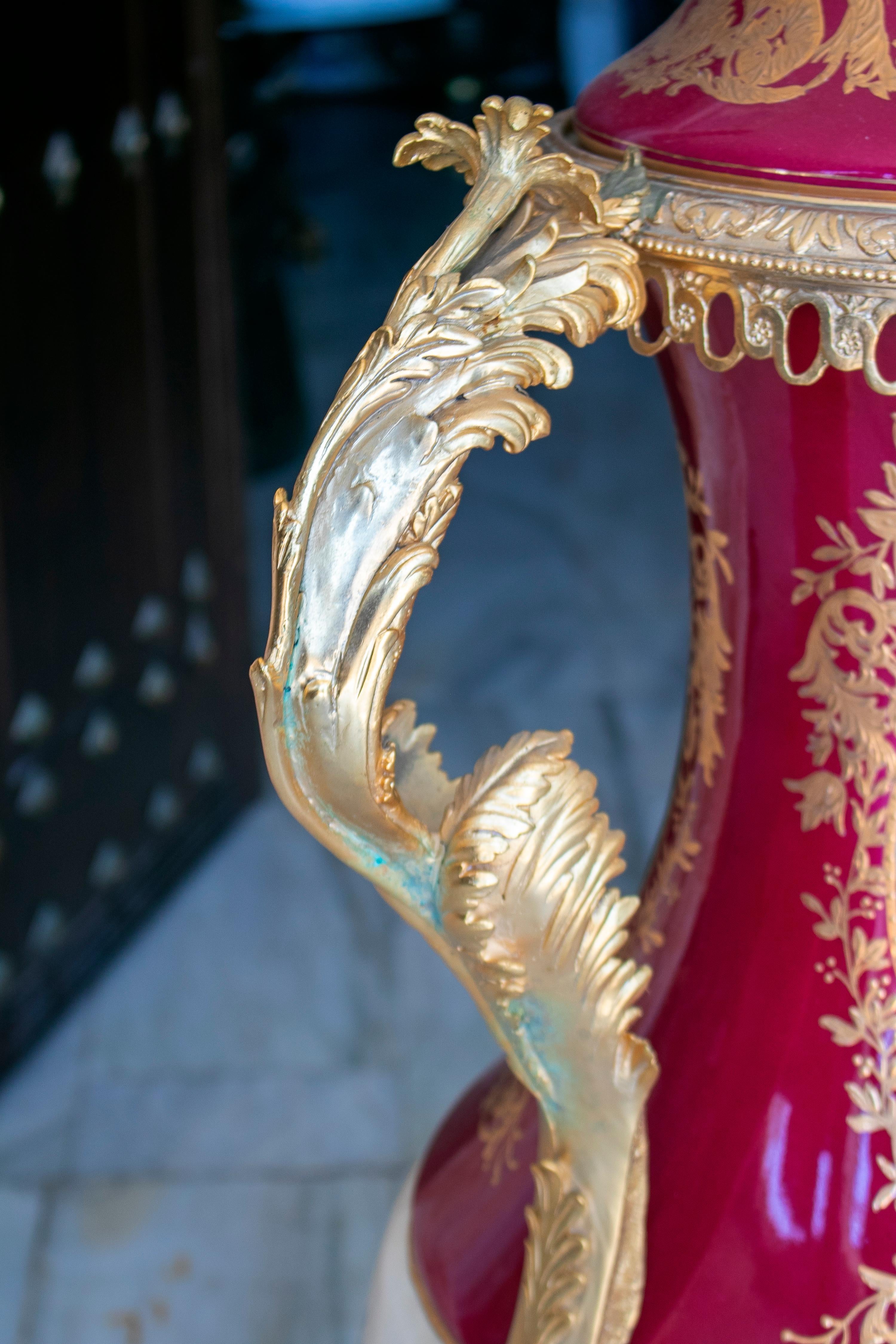 Pareja de Urnas Altas de Porcelana Pintadas a Mano con Escenas Costumbristas en Bueno estado para la venta en Marbella, ES