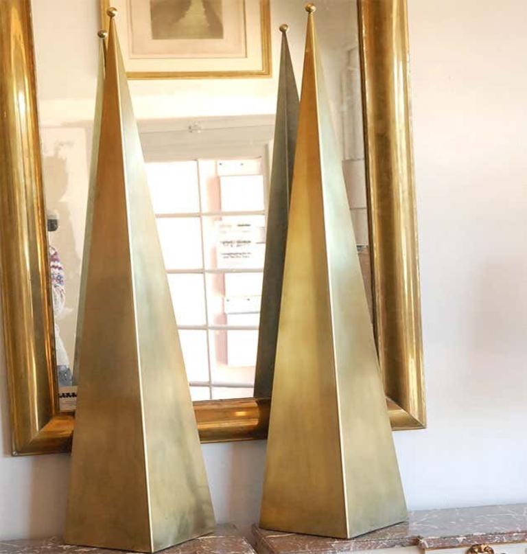 Moderno Coppia di lampade da console alte in ottone 'Pyramide' di Design/One in vendita