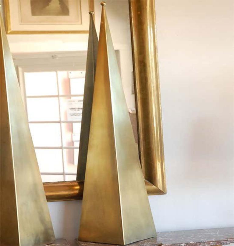 Francese Coppia di lampade da console alte in ottone 'Pyramide' di Design/One in vendita