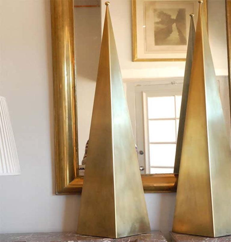Placcato Coppia di lampade da console alte in ottone 'Pyramide' di Design/One in vendita