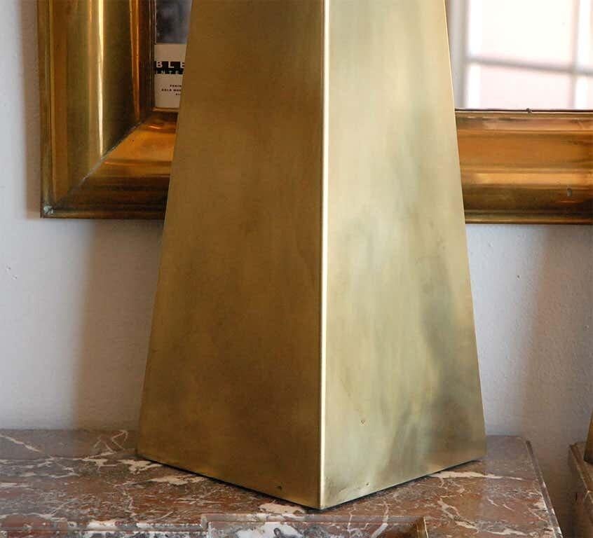 Coppia di lampade da console alte in ottone 'Pyramide' di Design/One In condizioni Nuovo in vendita a Los Angeles, CA