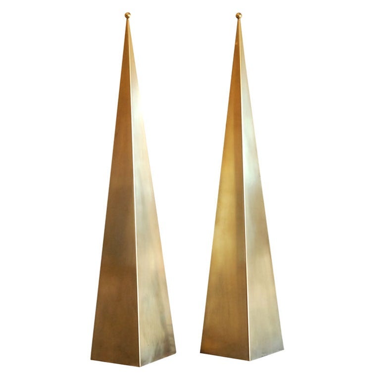 Coppia di lampade da console alte in ottone 'Pyramide' di Design/One in vendita