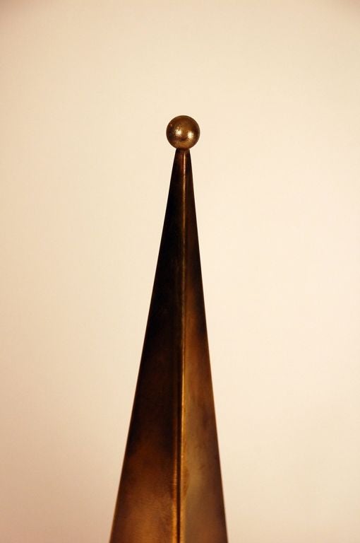 Francese Coppia di lampade da terra o da console alte 'Pyramide' di Design Frères in vendita