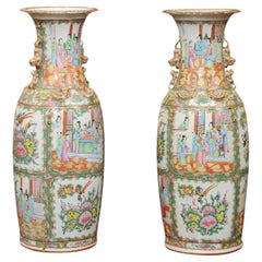  Paar hohe Porzellanvasen mit Rosenmedaillon, spätes 19. Jahrhundert