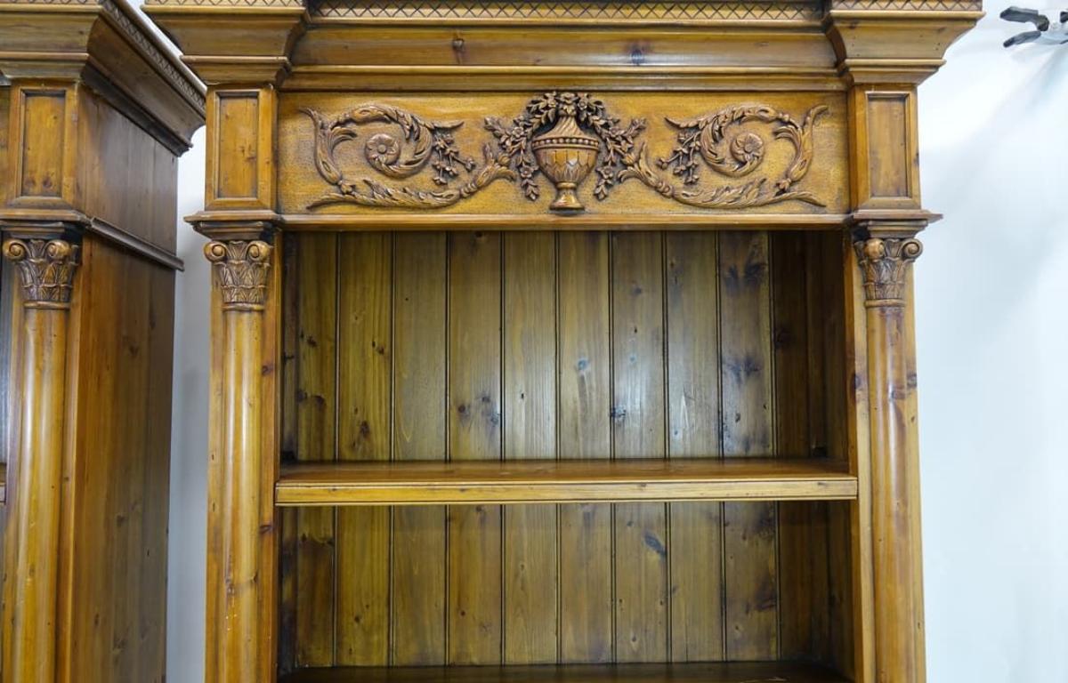 Paar hohe rustikale Holz geschnitzt Bücherregale  (20. Jahrhundert) im Angebot