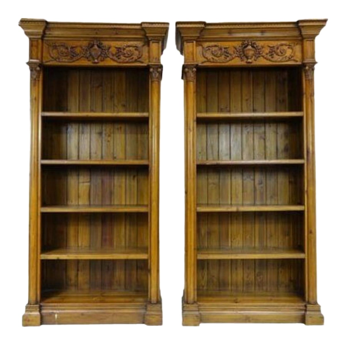 Paire de grandes bibliothèques rustiques en bois sculpté