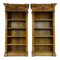 Paar hohe rustikale Holz geschnitzt Bücherregale